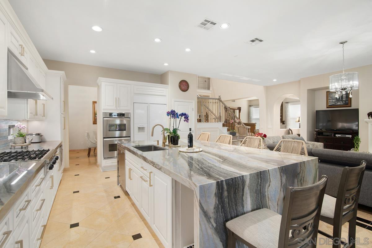 Detail Gallery Image 10 of 28 For 13777  Rosecroft Way, San Diego,  CA 92130 - 4 Beds | 3/1 Baths