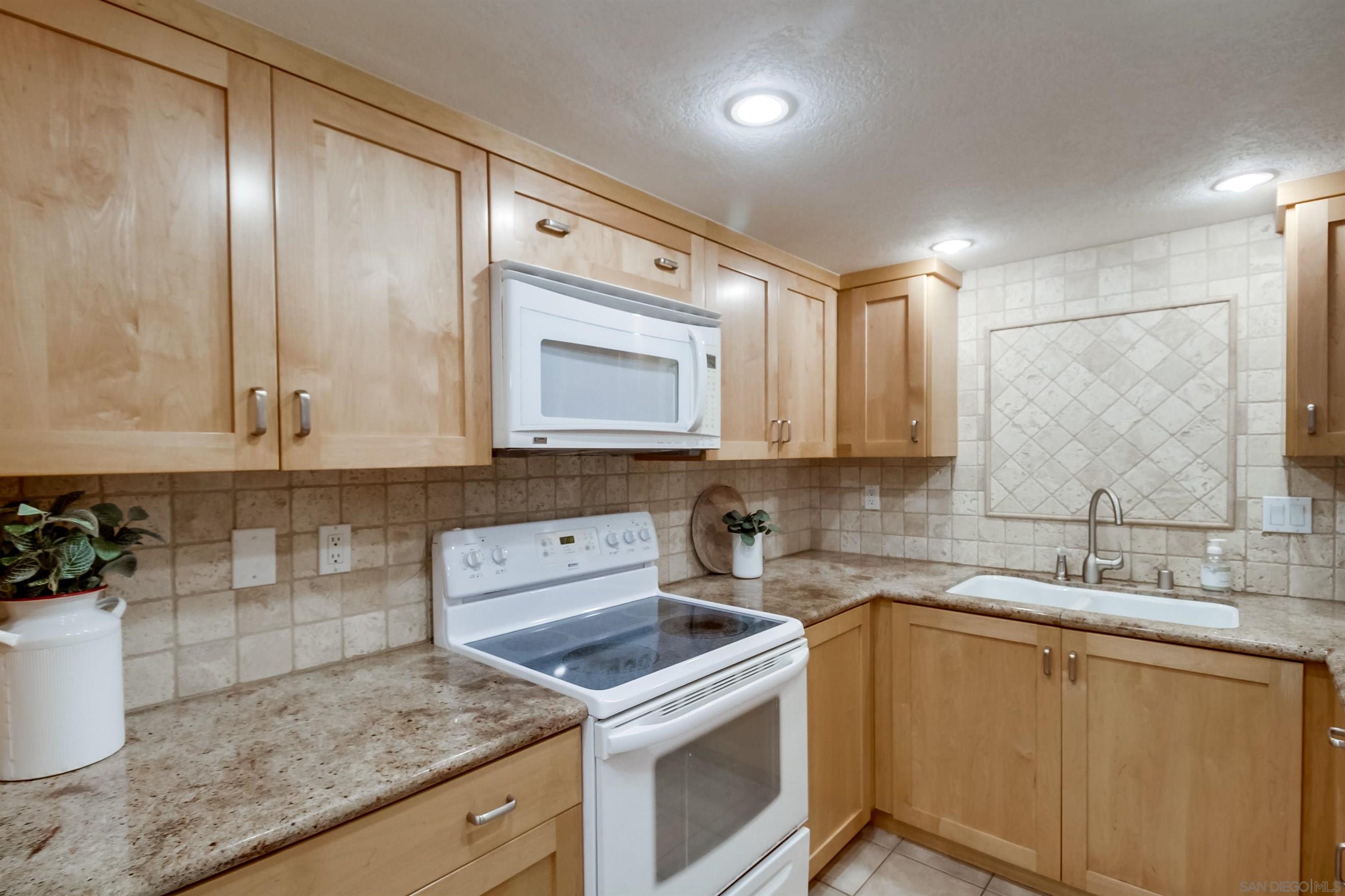 Detail Gallery Image 4 of 42 For 3675  7th Avenue  C, San Diego,  CA 92103 - 3 Beds | 2 Baths