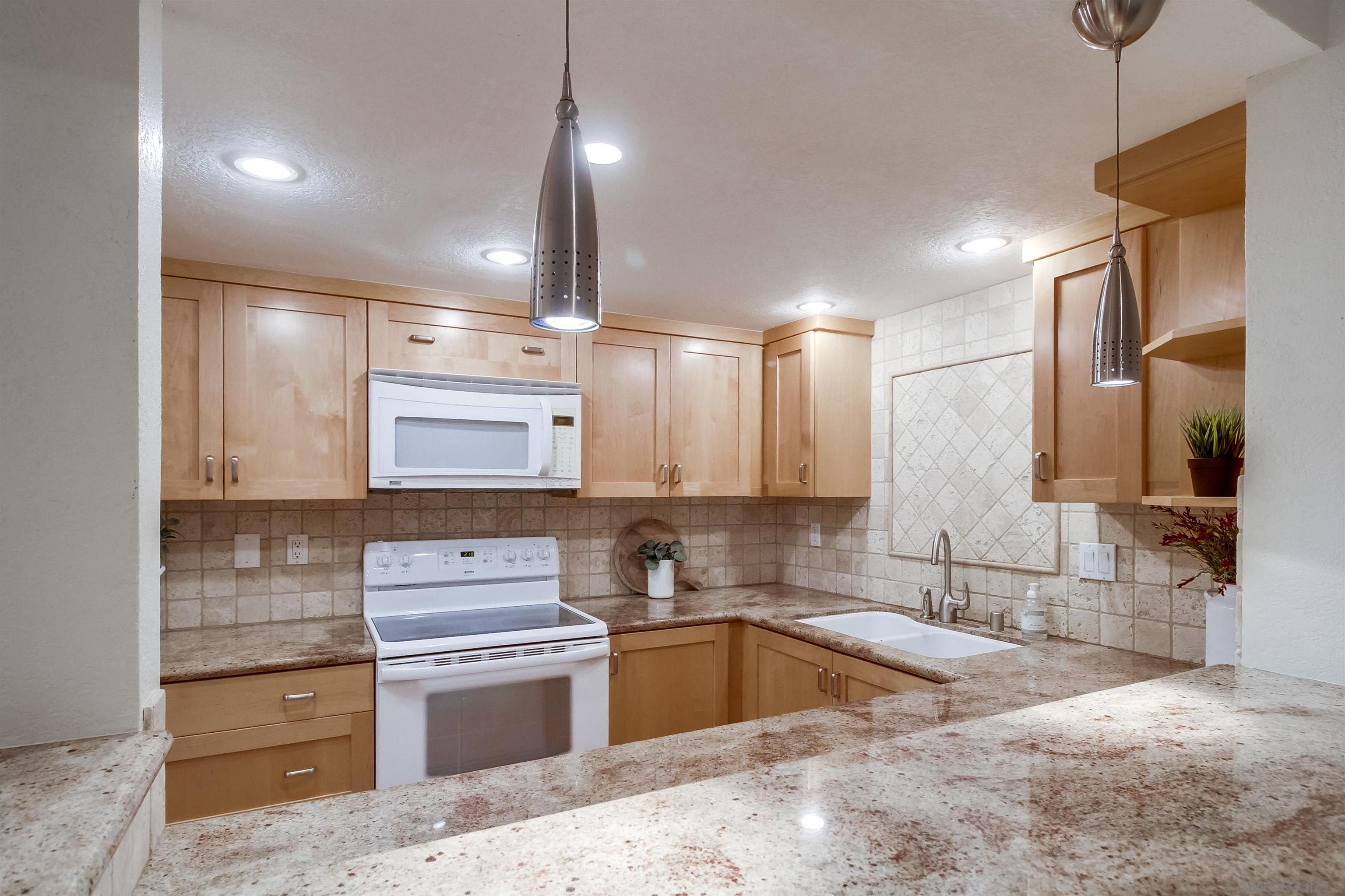 Detail Gallery Image 8 of 42 For 3675  7th Avenue  C, San Diego,  CA 92103 - 3 Beds | 2 Baths