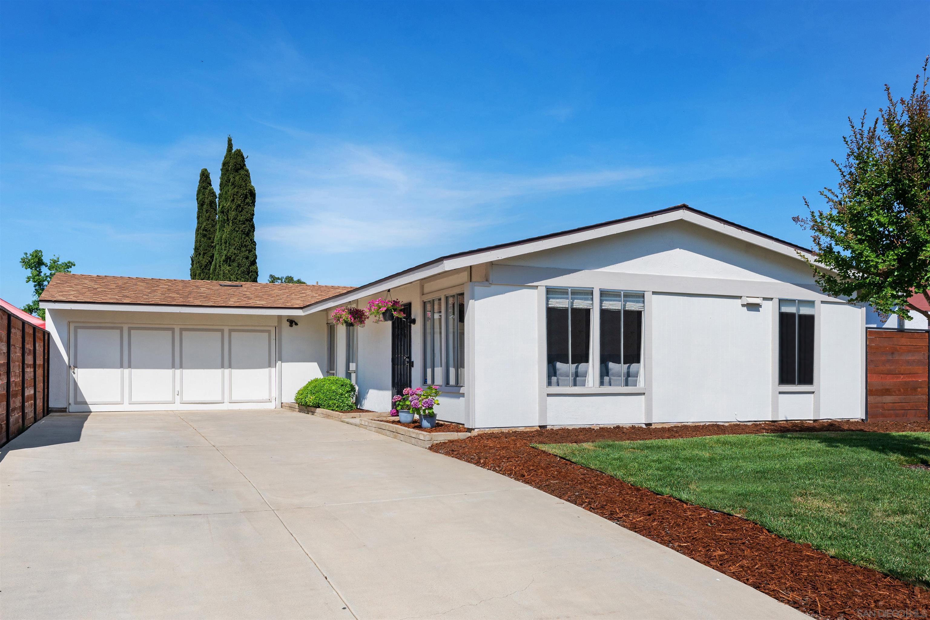 Detail Gallery Image 1 of 1 For 215  Riley Place, Escondido,  CA 92027 - 4 Beds | 2 Baths