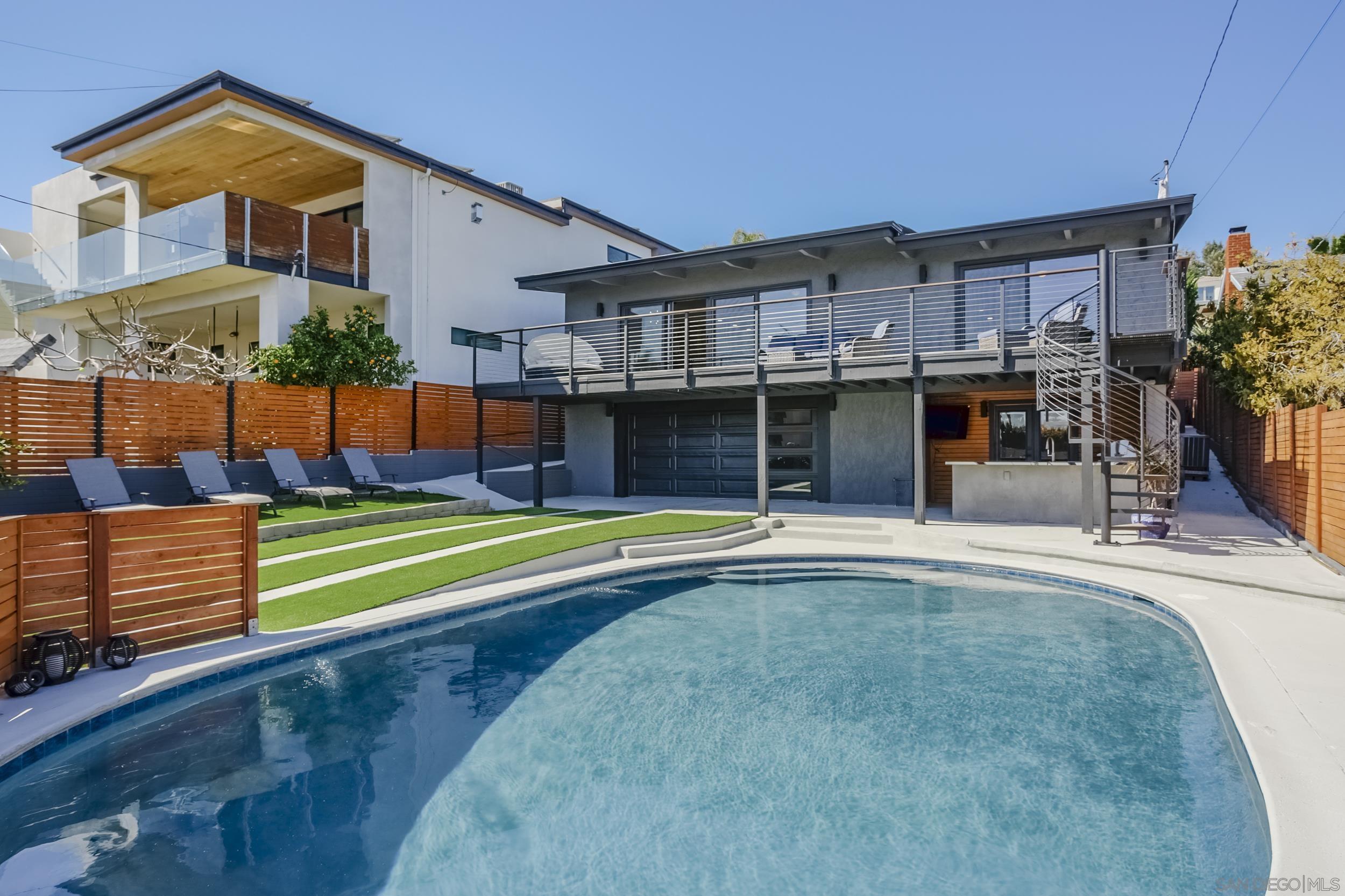 Detail Gallery Image 1 of 1 For 1725  Monmouth Dr, San Diego,  CA 92109 - 4 Beds | 3 Baths