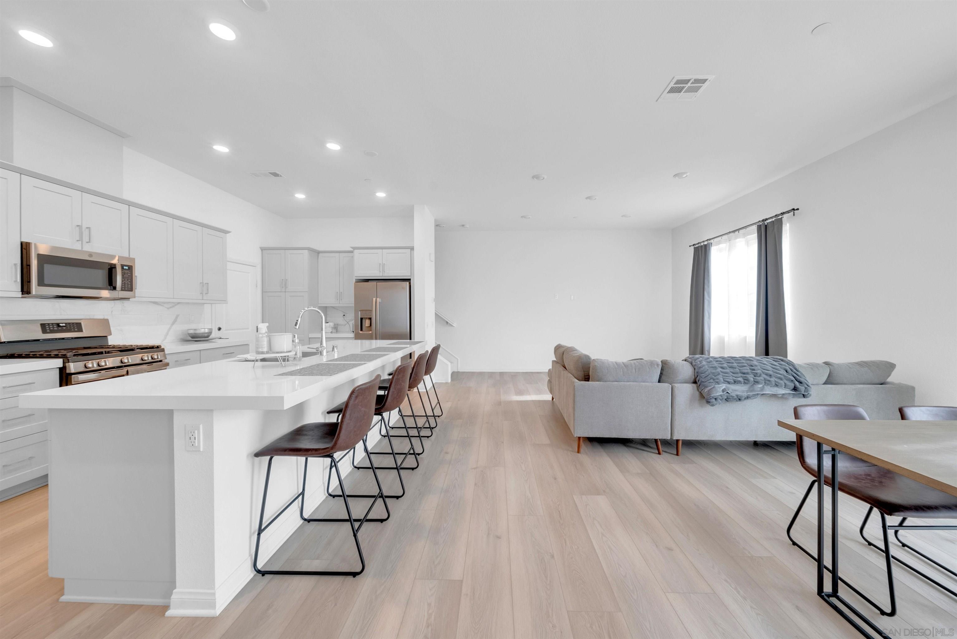 Detail Gallery Image 1 of 29 For 2027 Bluestone  Circle, Chula Vista,  CA 91913 - 4 Beds | 2/1 Baths