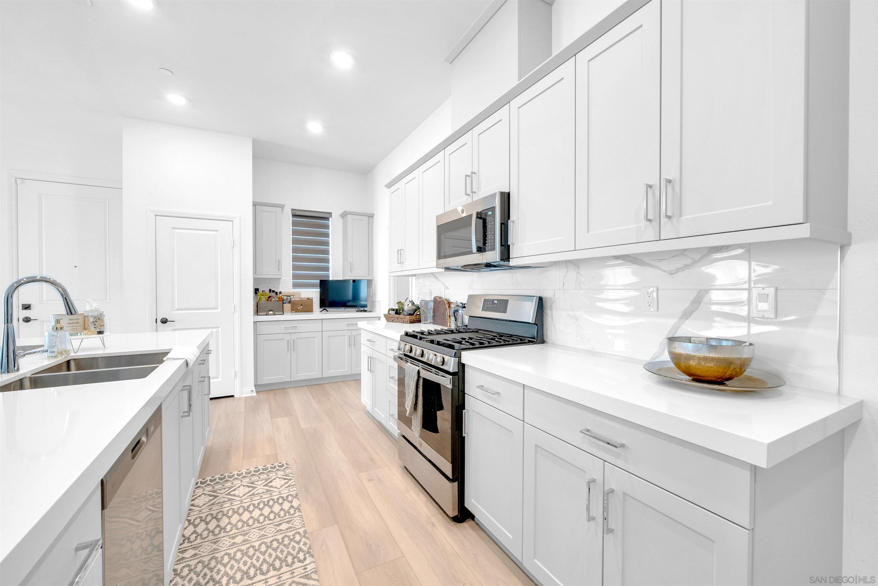 Detail Gallery Image 6 of 29 For 2027 Bluestone  Circle, Chula Vista,  CA 91913 - 4 Beds | 2/1 Baths