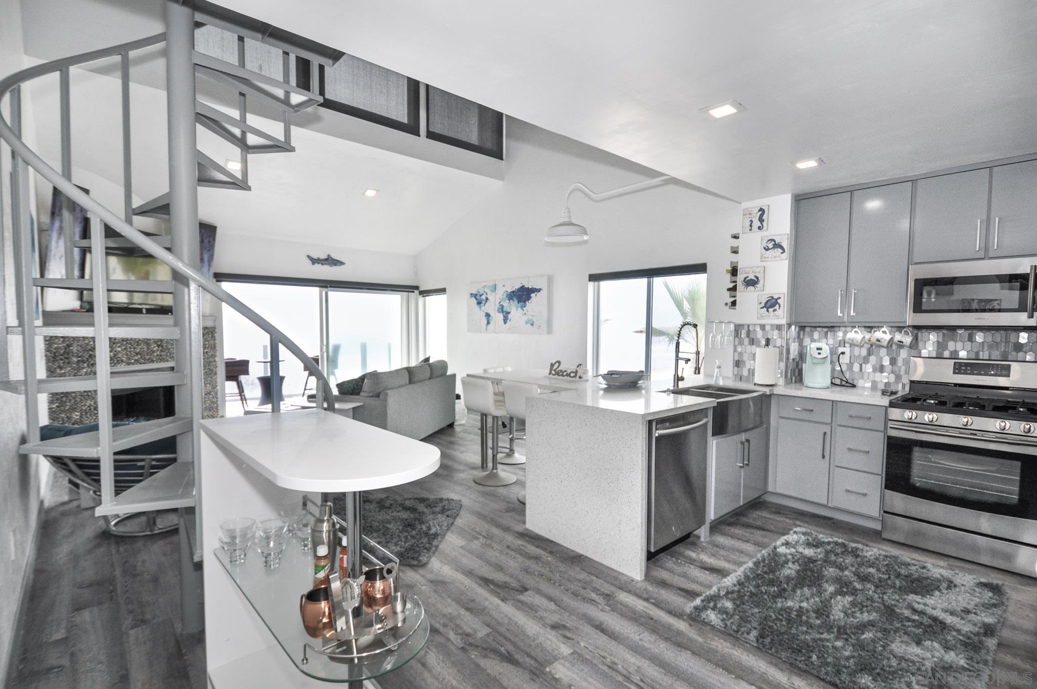 Detail Gallery Image 3 of 18 For 706  Ocean Ln, Imperial Beach,  CA 91932 - 2 Beds | 2 Baths