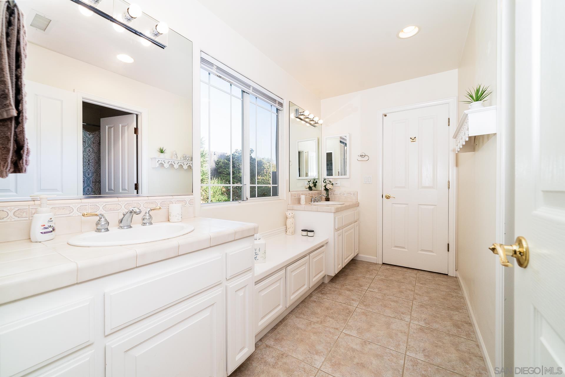 2142 Eastom Way Unit , Fallbrook, CA 92028 - Photo 33 