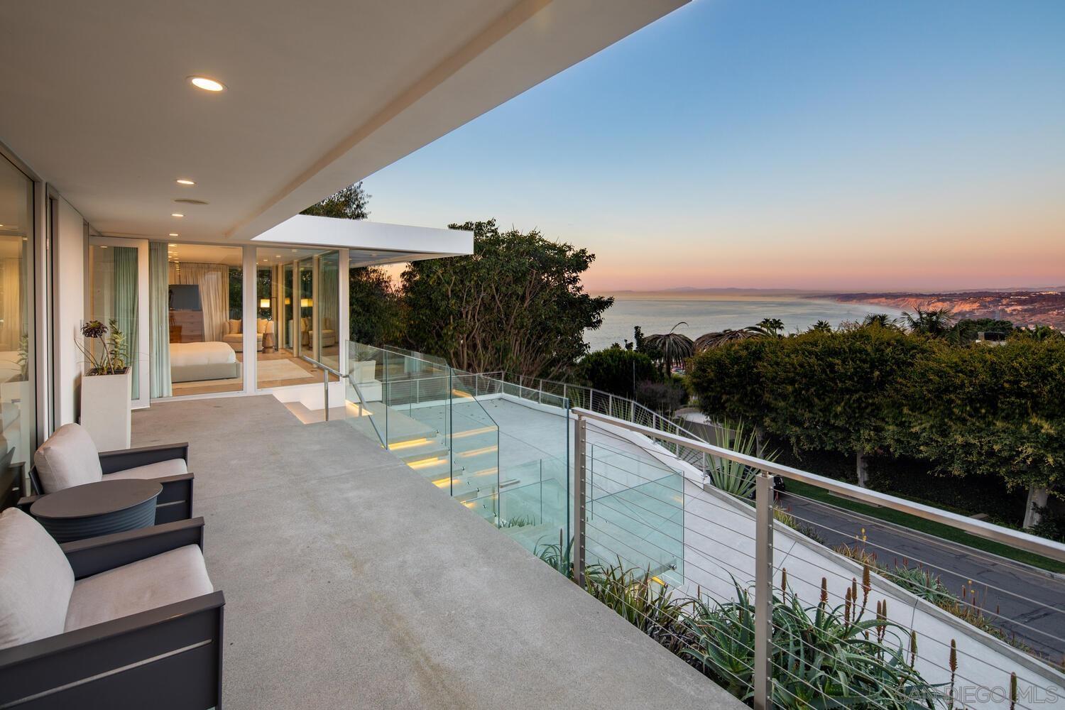 Detail Gallery Image 1 of 29 For 7502  Hillside Dr, La Jolla,  CA 92037 - 4 Beds | 3/1 Baths