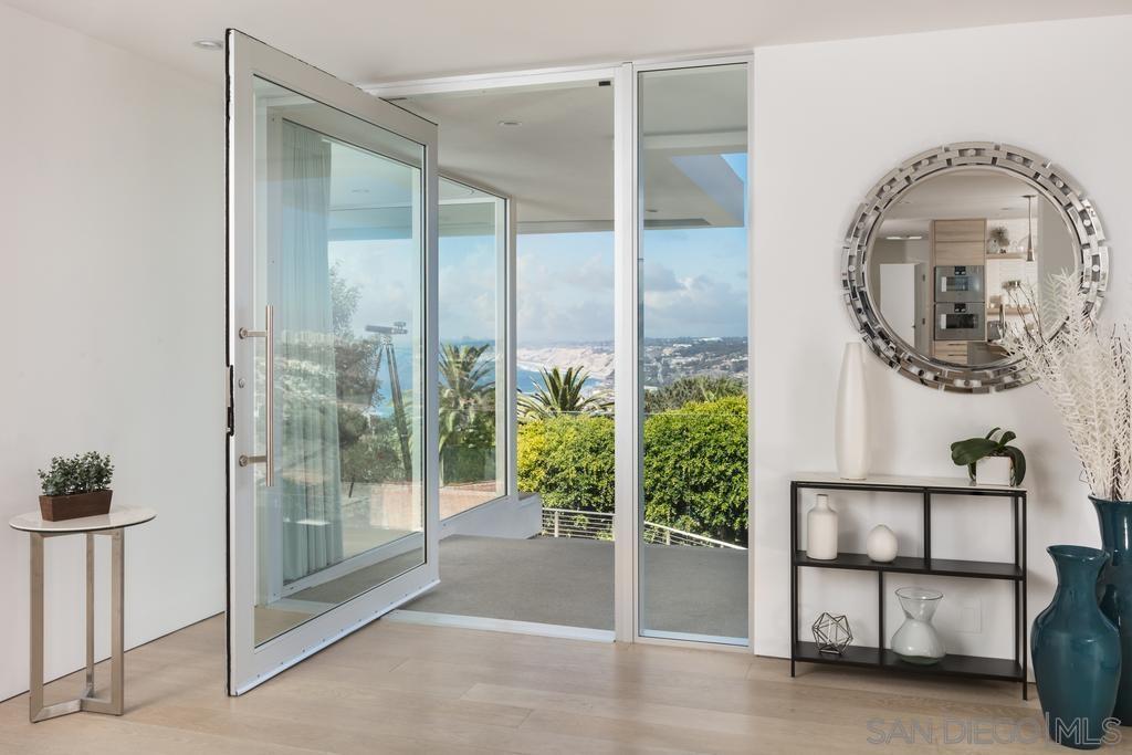 Detail Gallery Image 2 of 29 For 7502  Hillside Dr, La Jolla,  CA 92037 - 4 Beds | 3/1 Baths