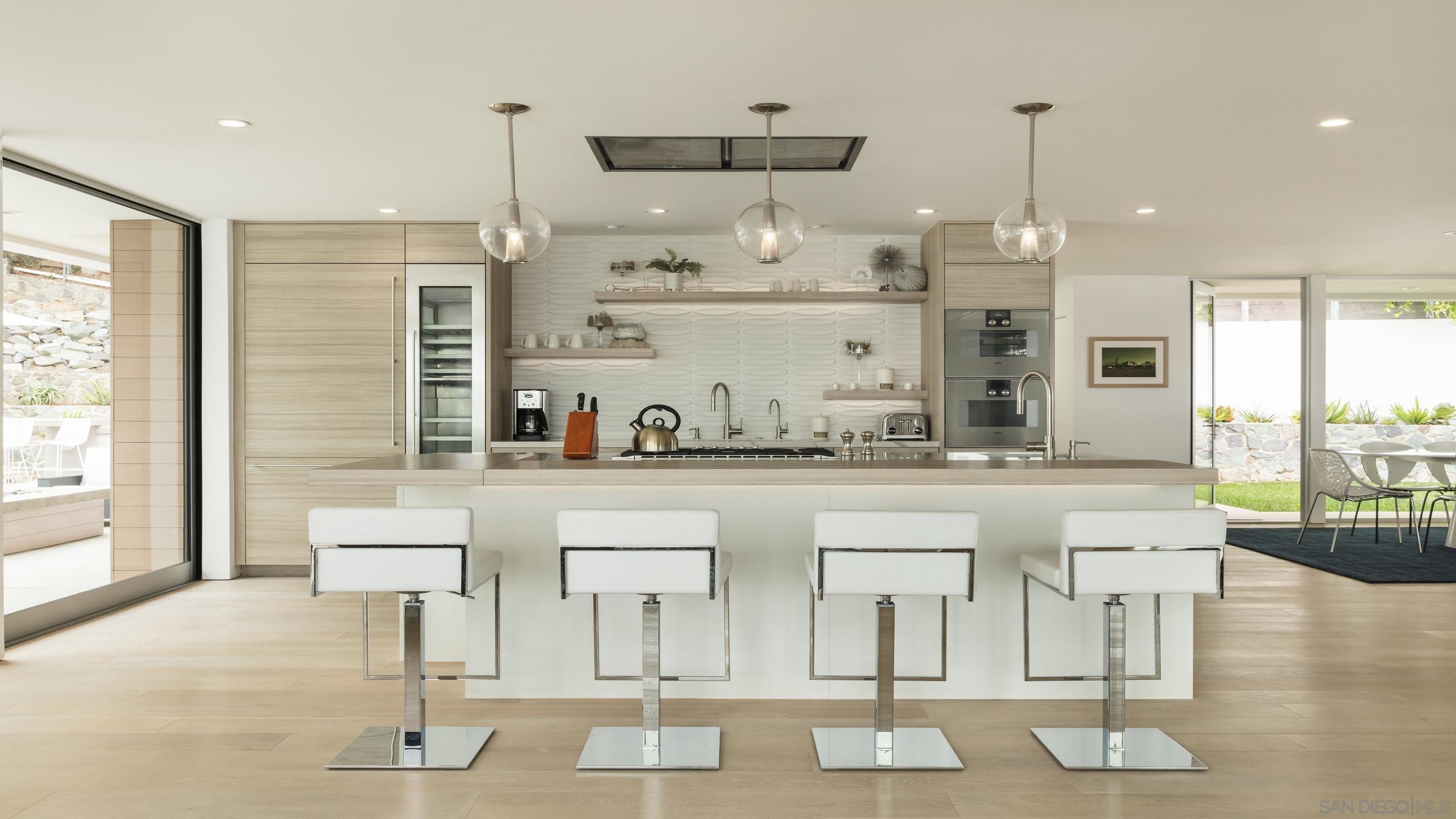 Detail Gallery Image 12 of 29 For 7502  Hillside Dr, La Jolla,  CA 92037 - 4 Beds | 3/1 Baths