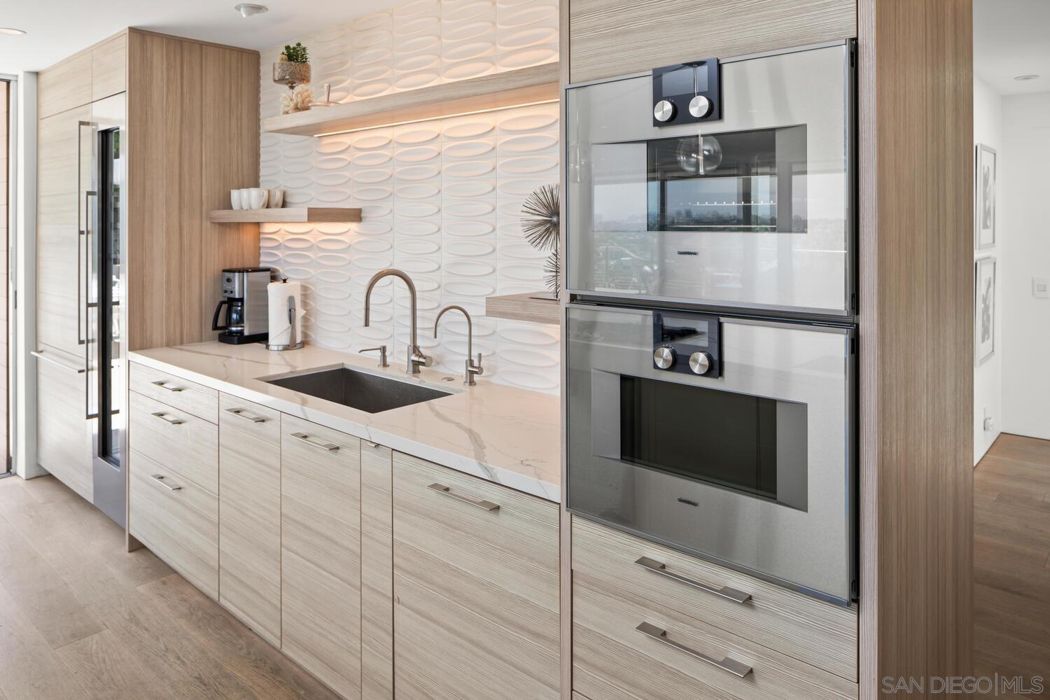 Detail Gallery Image 13 of 29 For 7502  Hillside Dr, La Jolla,  CA 92037 - 4 Beds | 3/1 Baths