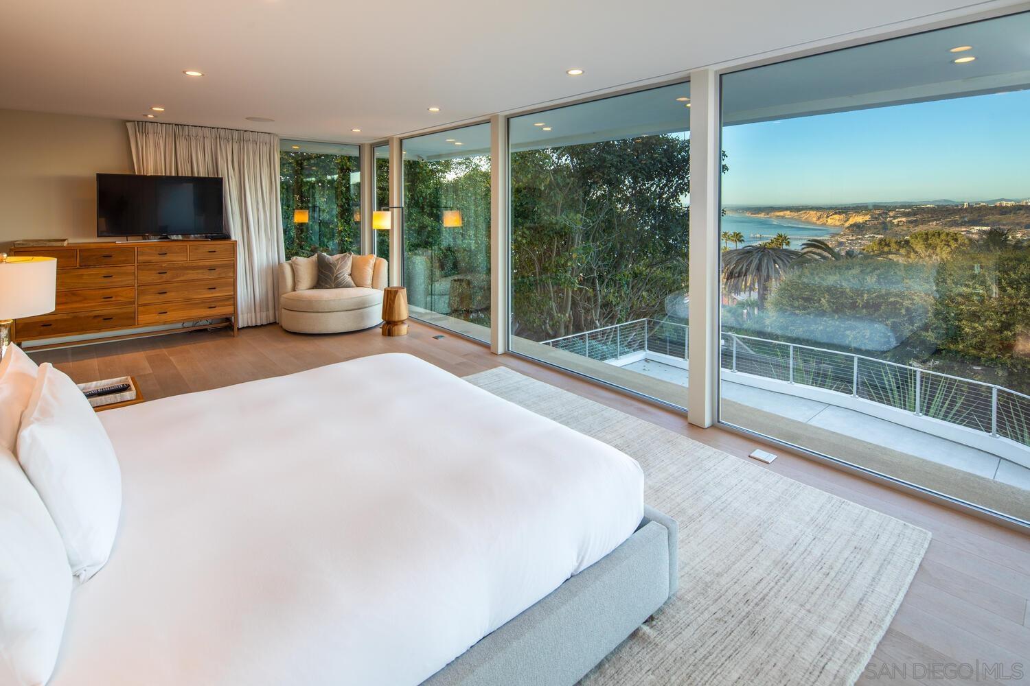 Detail Gallery Image 16 of 29 For 7502  Hillside Dr, La Jolla,  CA 92037 - 4 Beds | 3/1 Baths