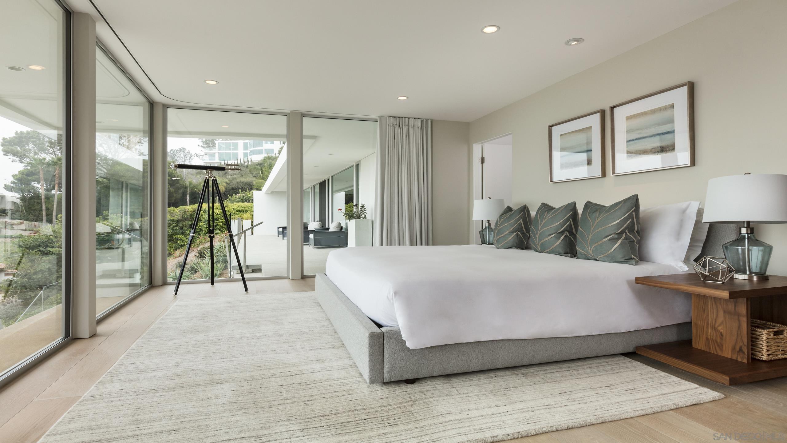 Detail Gallery Image 17 of 29 For 7502  Hillside Dr, La Jolla,  CA 92037 - 4 Beds | 3/1 Baths