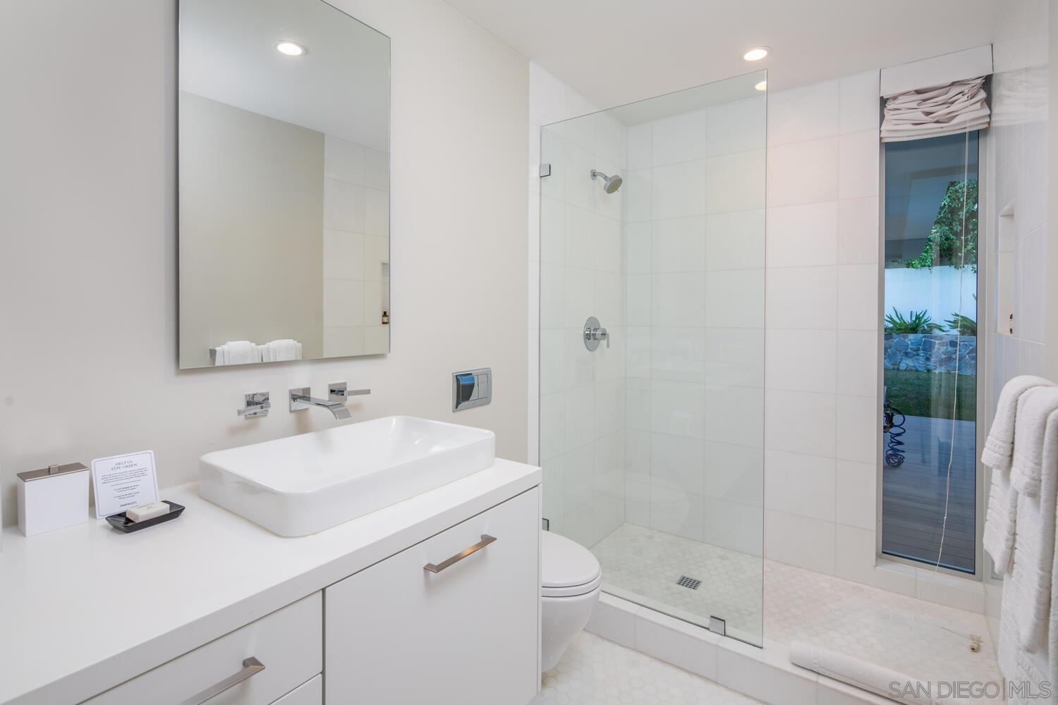 Detail Gallery Image 18 of 29 For 7502  Hillside Dr, La Jolla,  CA 92037 - 4 Beds | 3/1 Baths