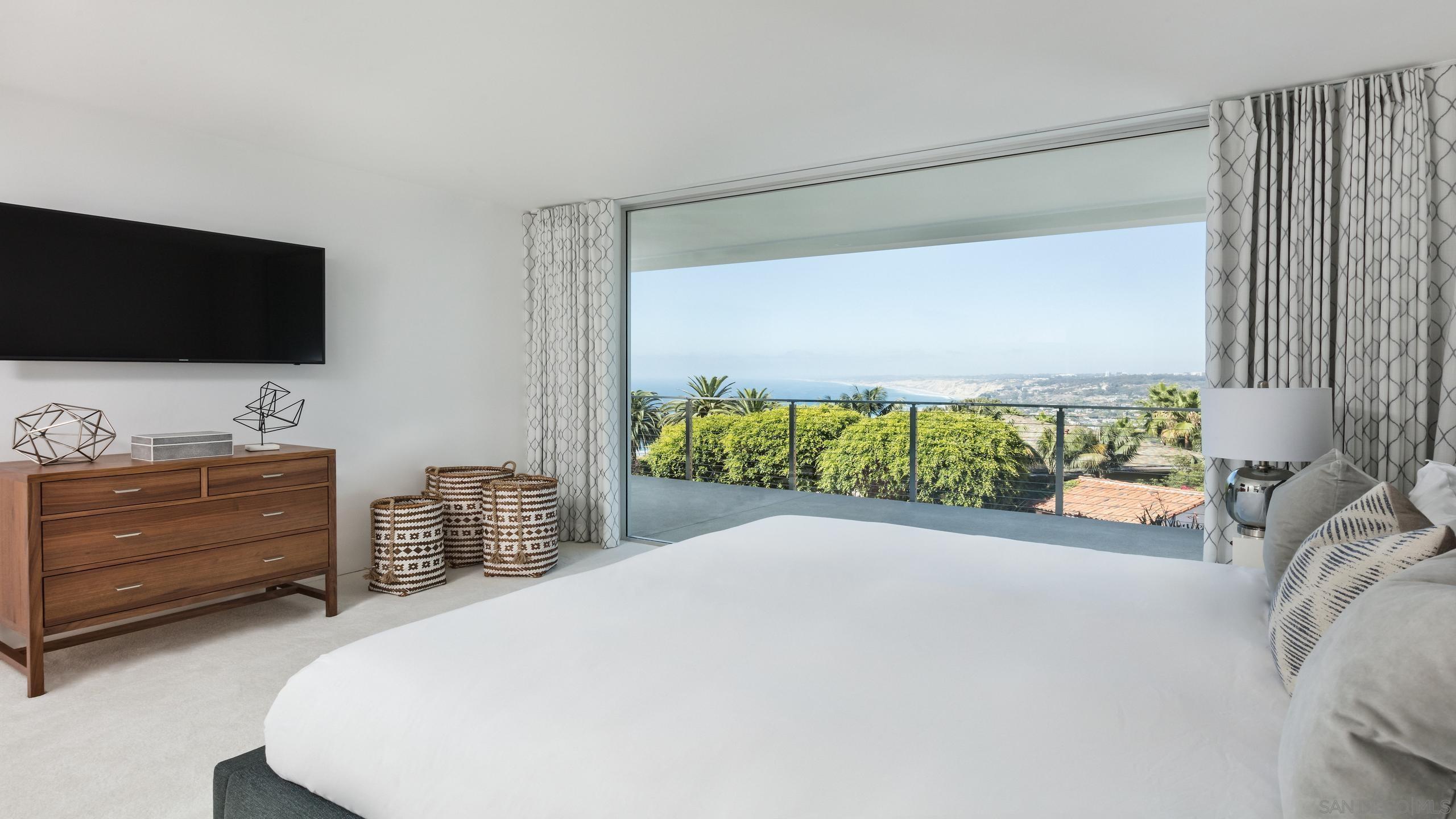 Detail Gallery Image 21 of 29 For 7502  Hillside Dr, La Jolla,  CA 92037 - 4 Beds | 3/1 Baths