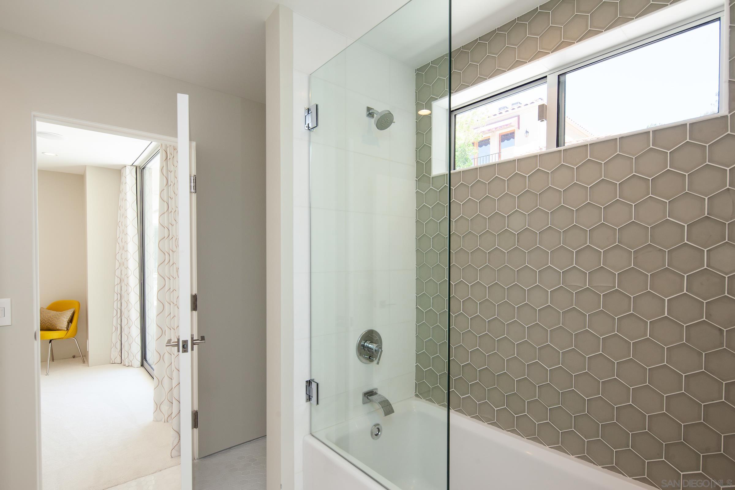 Detail Gallery Image 25 of 29 For 7502  Hillside Dr, La Jolla,  CA 92037 - 4 Beds | 3/1 Baths