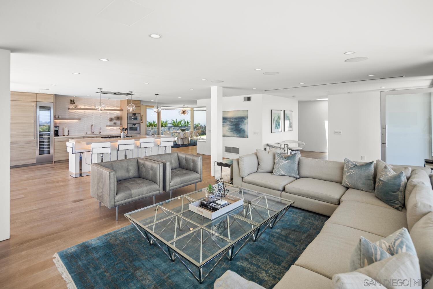 Detail Gallery Image 4 of 29 For 7502  Hillside Dr, La Jolla,  CA 92037 - 4 Beds | 3/1 Baths