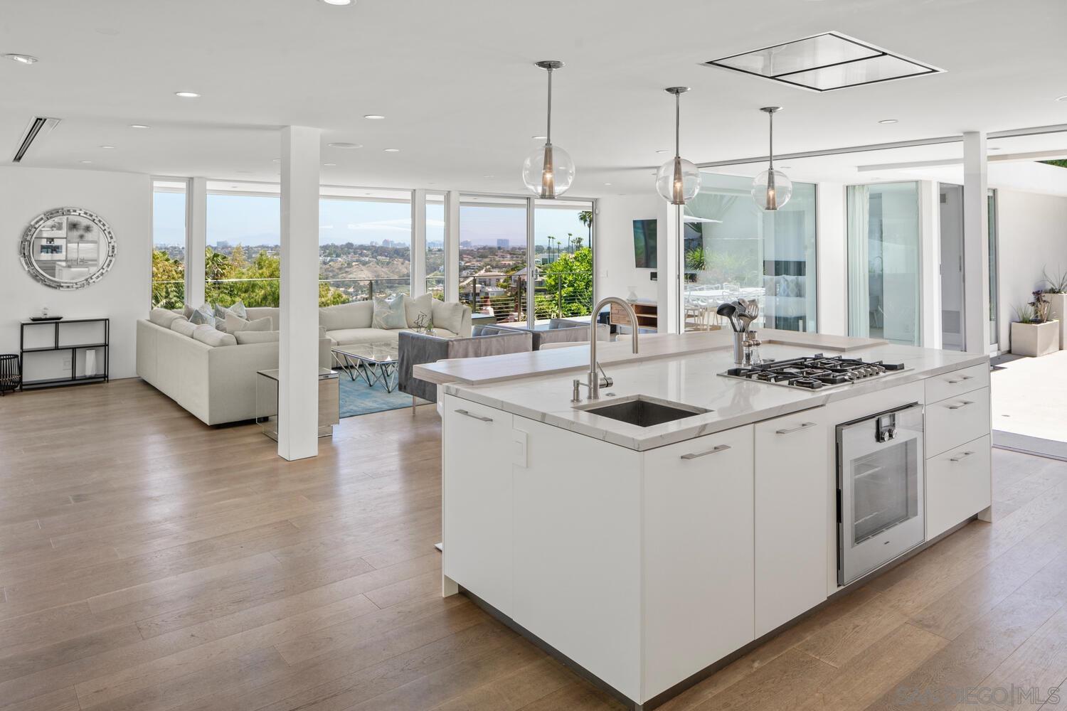 Detail Gallery Image 5 of 29 For 7502  Hillside Dr, La Jolla,  CA 92037 - 4 Beds | 3/1 Baths