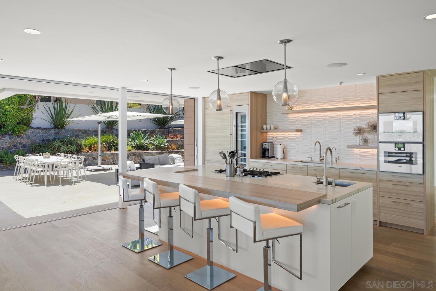 Detail Gallery Image 6 of 29 For 7502  Hillside Dr, La Jolla,  CA 92037 - 4 Beds | 3/1 Baths