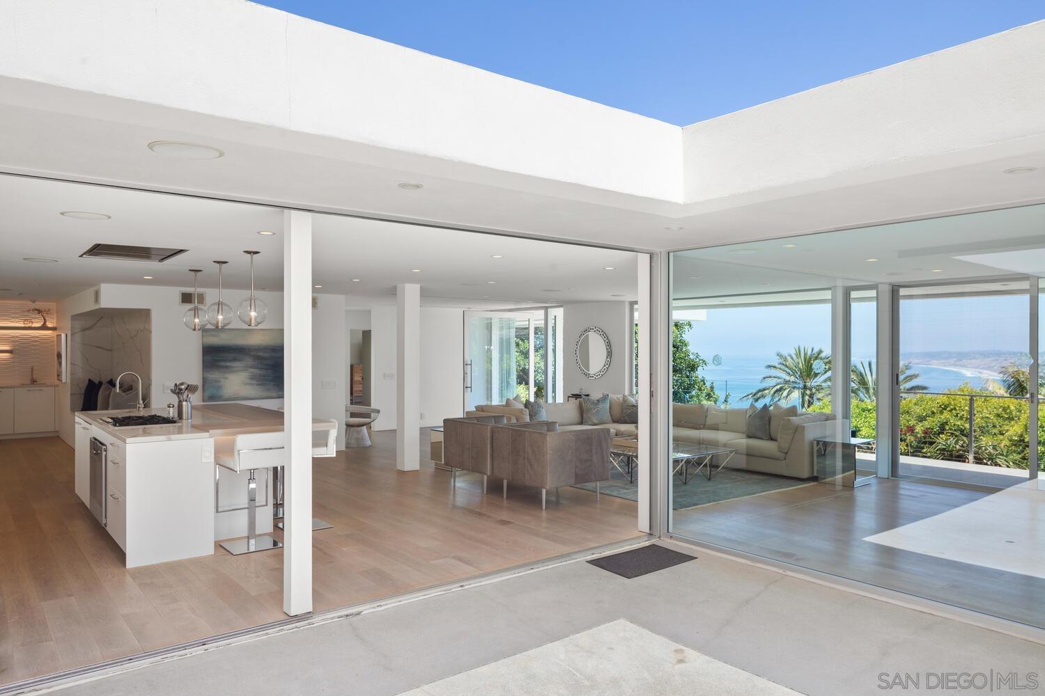 Detail Gallery Image 7 of 29 For 7502  Hillside Dr, La Jolla,  CA 92037 - 4 Beds | 3/1 Baths