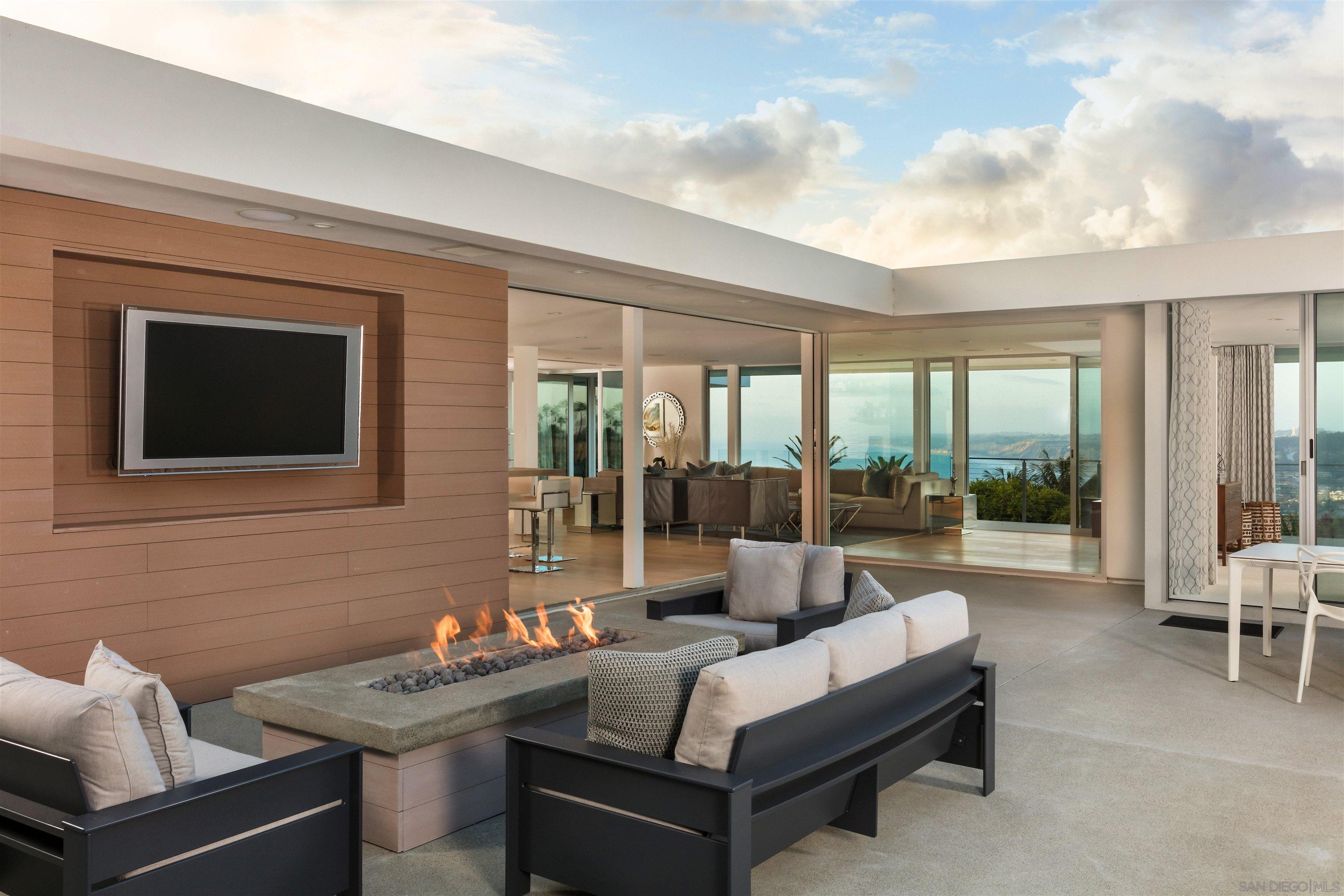 Detail Gallery Image 8 of 29 For 7502  Hillside Dr, La Jolla,  CA 92037 - 4 Beds | 3/1 Baths