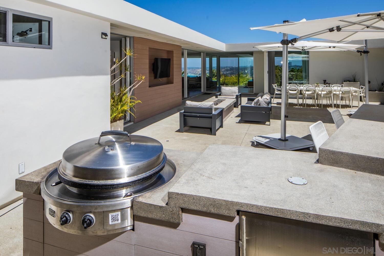 Detail Gallery Image 9 of 29 For 7502  Hillside Dr, La Jolla,  CA 92037 - 4 Beds | 3/1 Baths