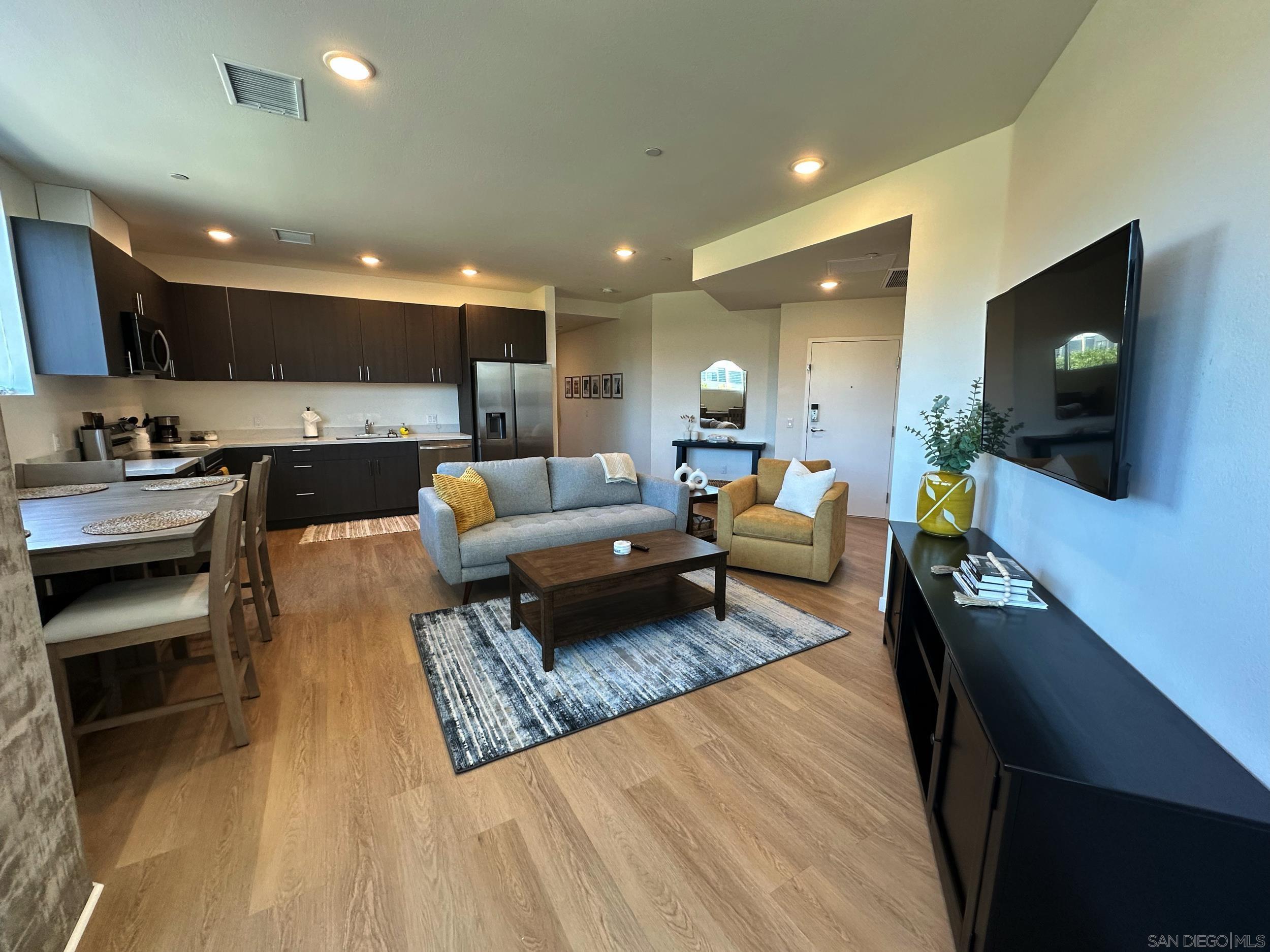 Detail Gallery Image 4 of 13 For 3909  Voltaire St  110, San Diego,  CA 92107 - 1 Beds | 1 Baths