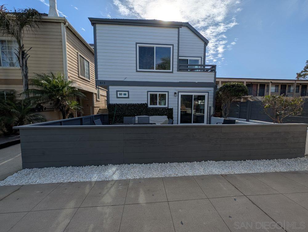 Detail Gallery Image 1 of 32 For 815  Isthmus Ct, San Diego,  CA 92109 - 6 Beds | 3 Baths