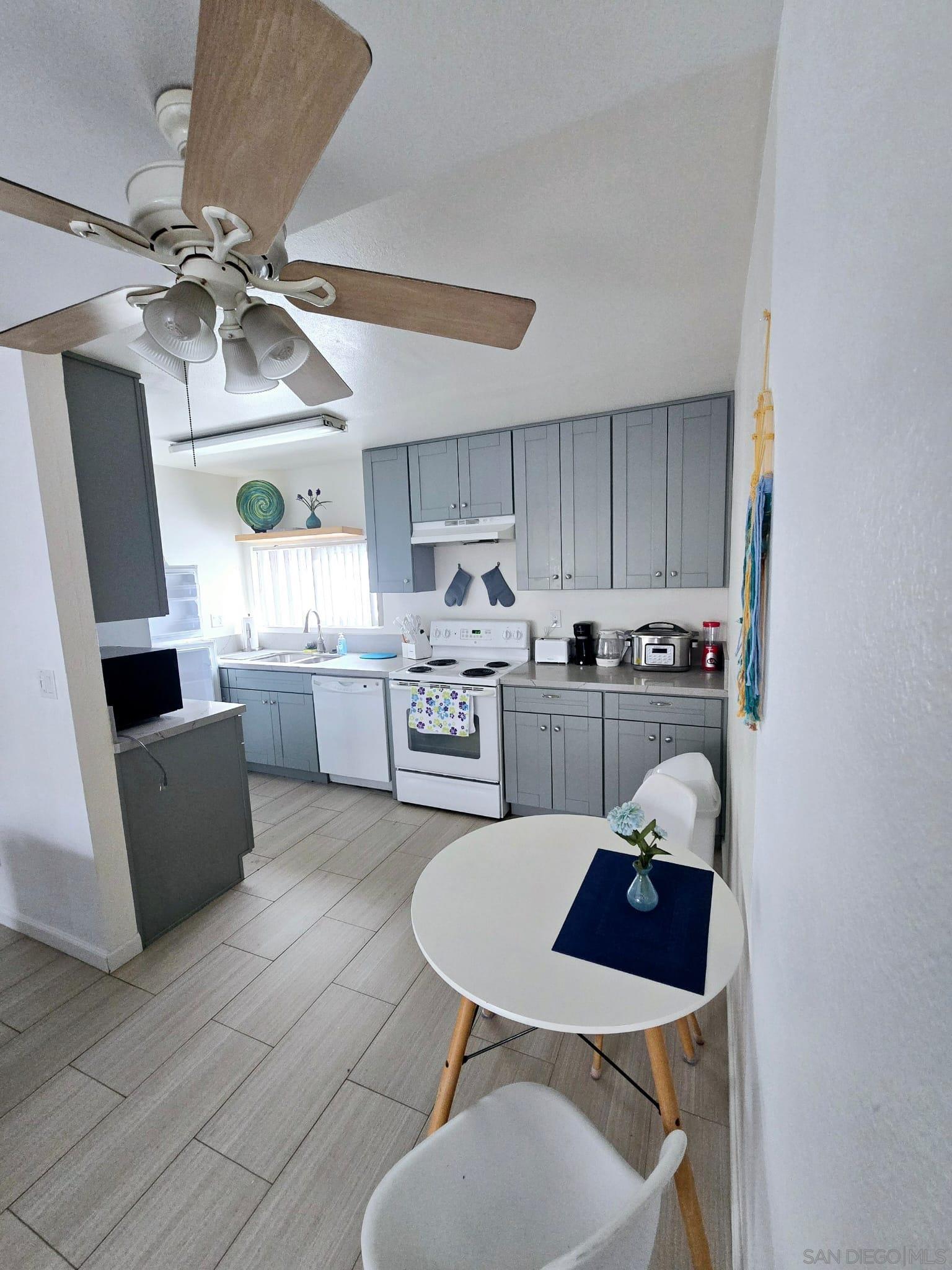 Detail Gallery Image 8 of 23 For 6333  Mount Ada Rd.  168, San Diego,  CA 92111 - 1 Beds | 1 Baths