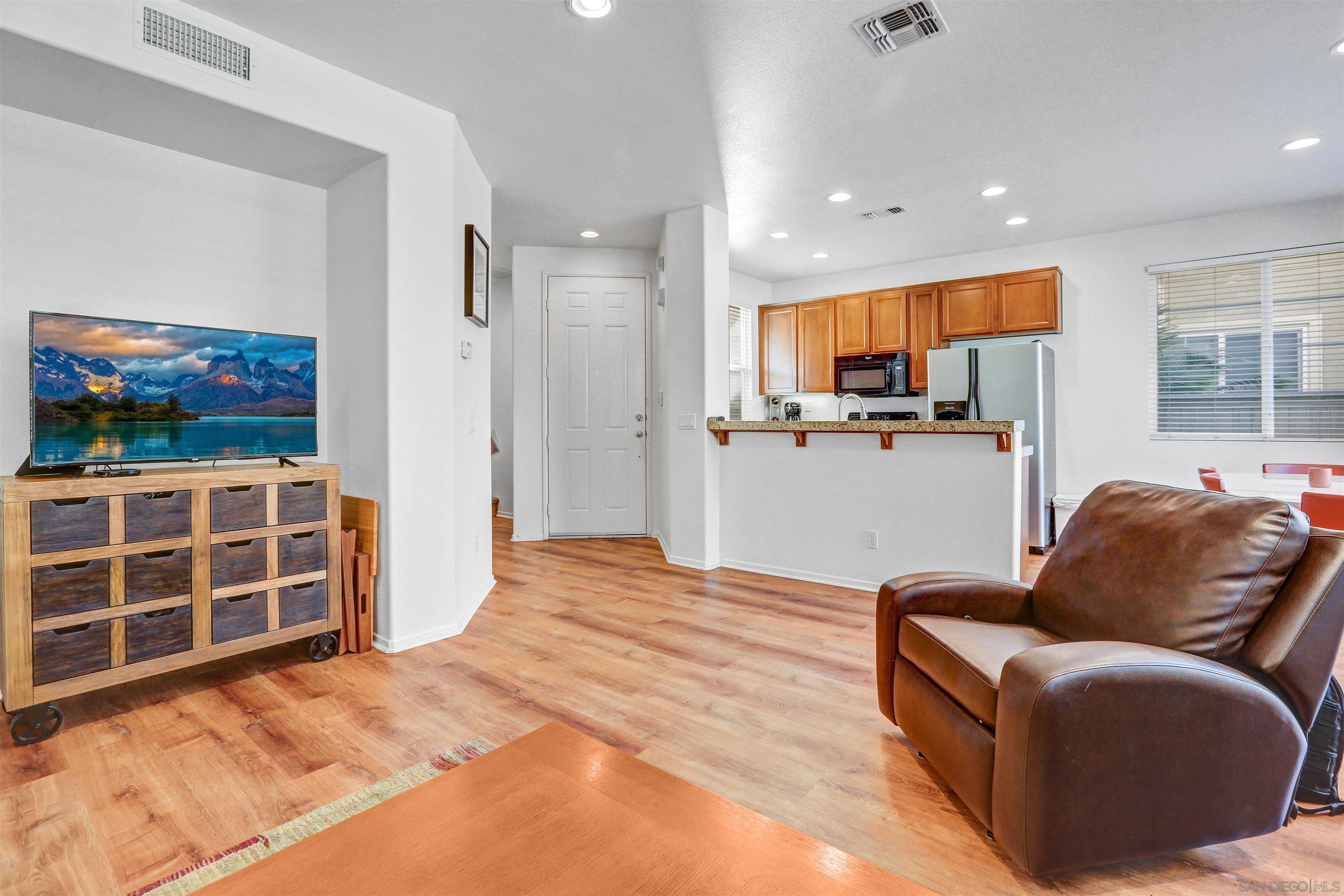 Detail Gallery Image 5 of 36 For 1449  Caminito Sardinia  2, Chula Vista,  CA 91915 - 3 Beds | 2/1 Baths