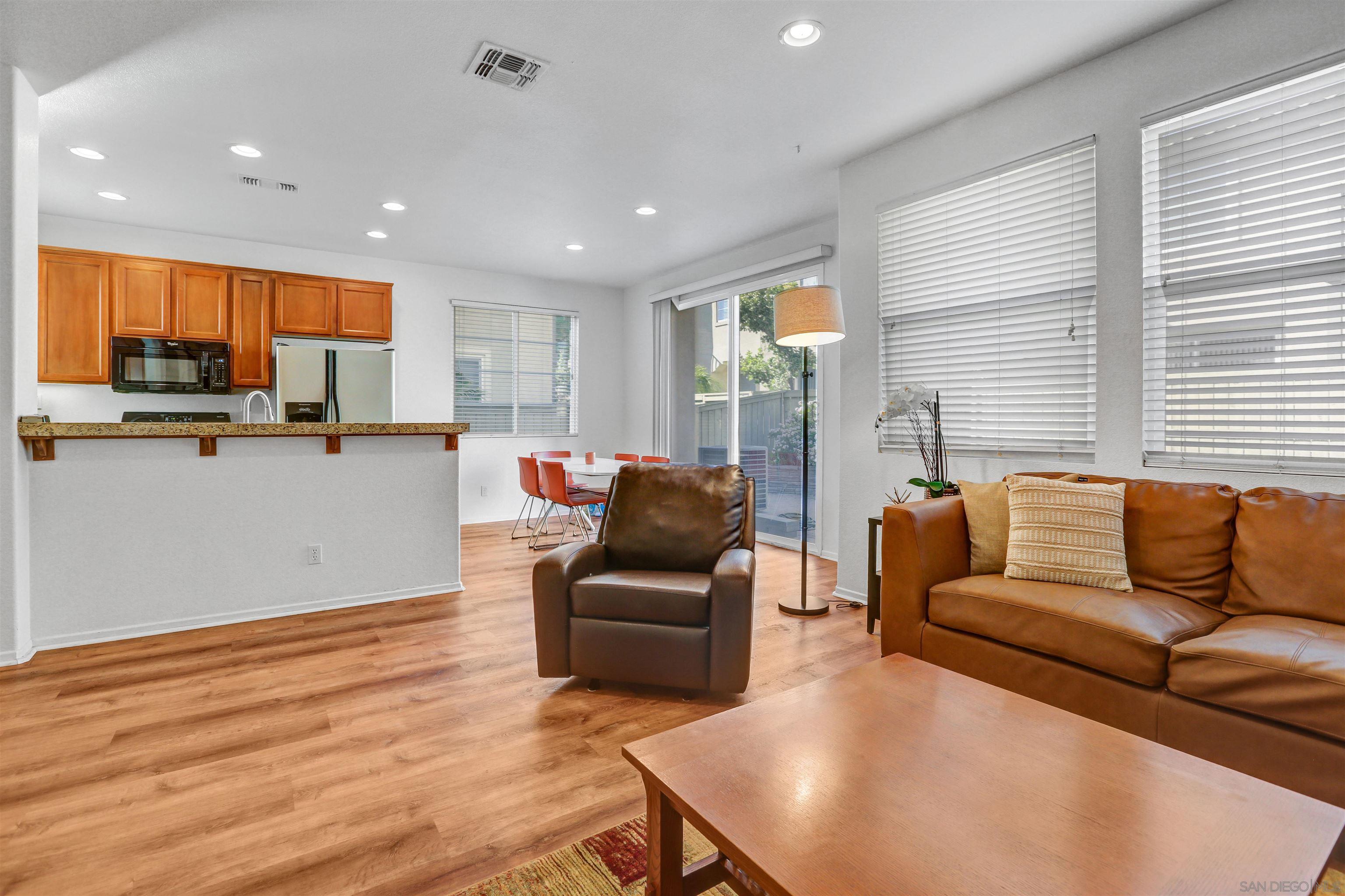 Detail Gallery Image 6 of 36 For 1449  Caminito Sardinia  2, Chula Vista,  CA 91915 - 3 Beds | 2/1 Baths