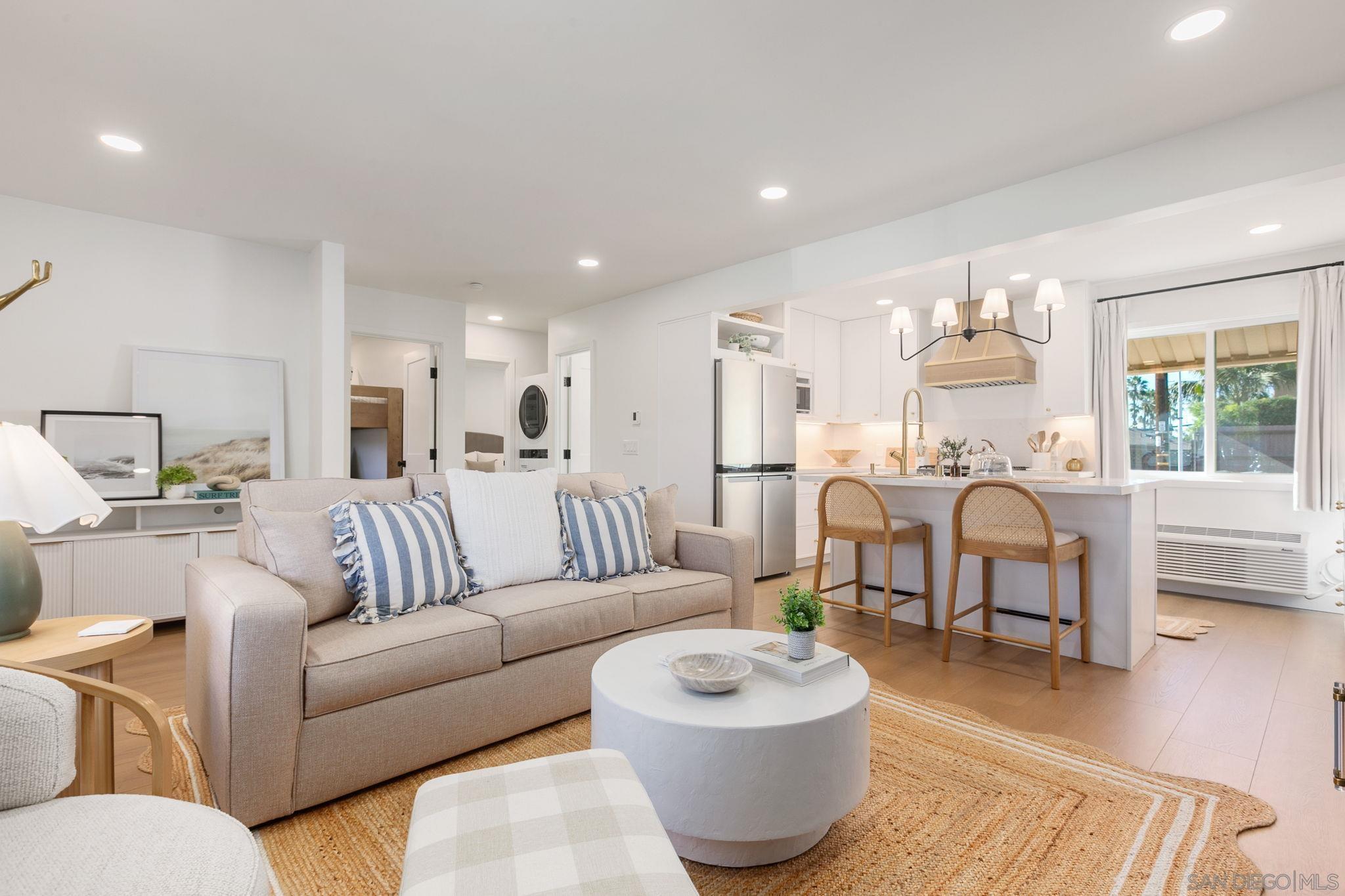 Detail Gallery Image 1 of 44 For 210  a Street  2, Encinitas,  CA 92024 - 2 Beds | 1 Baths