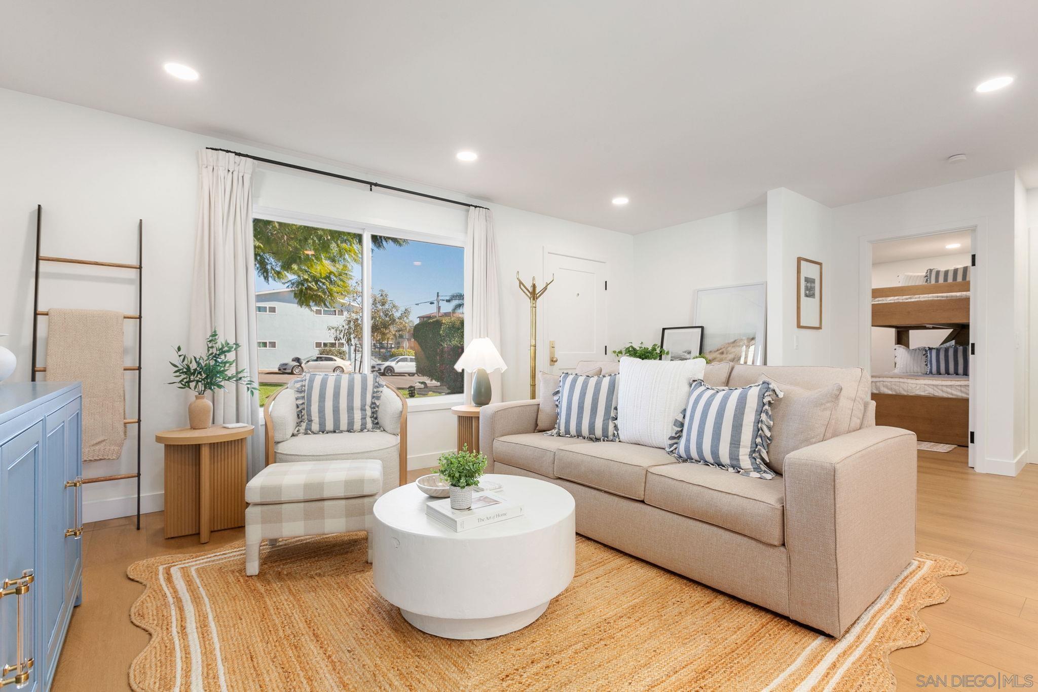 Detail Gallery Image 2 of 44 For 210  a Street  2, Encinitas,  CA 92024 - 2 Beds | 1 Baths