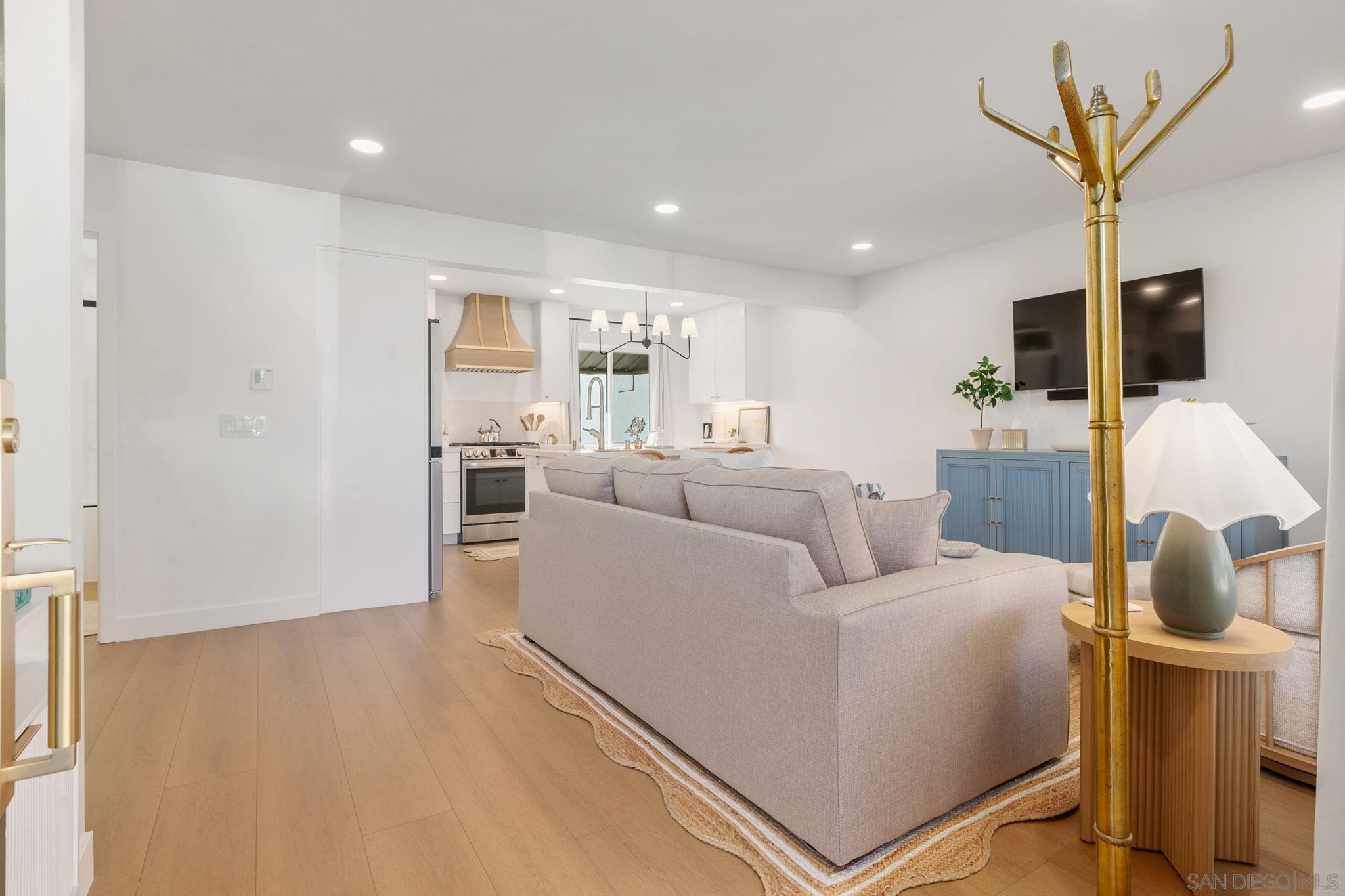 Detail Gallery Image 4 of 44 For 210  a Street  2, Encinitas,  CA 92024 - 2 Beds | 1 Baths