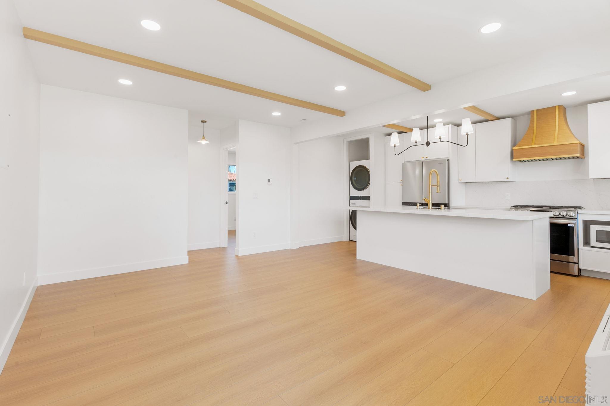 Detail Gallery Image 1 of 49 For 210  a Street S 11, Encinitas,  CA 92024 - 1 Beds | 1 Baths