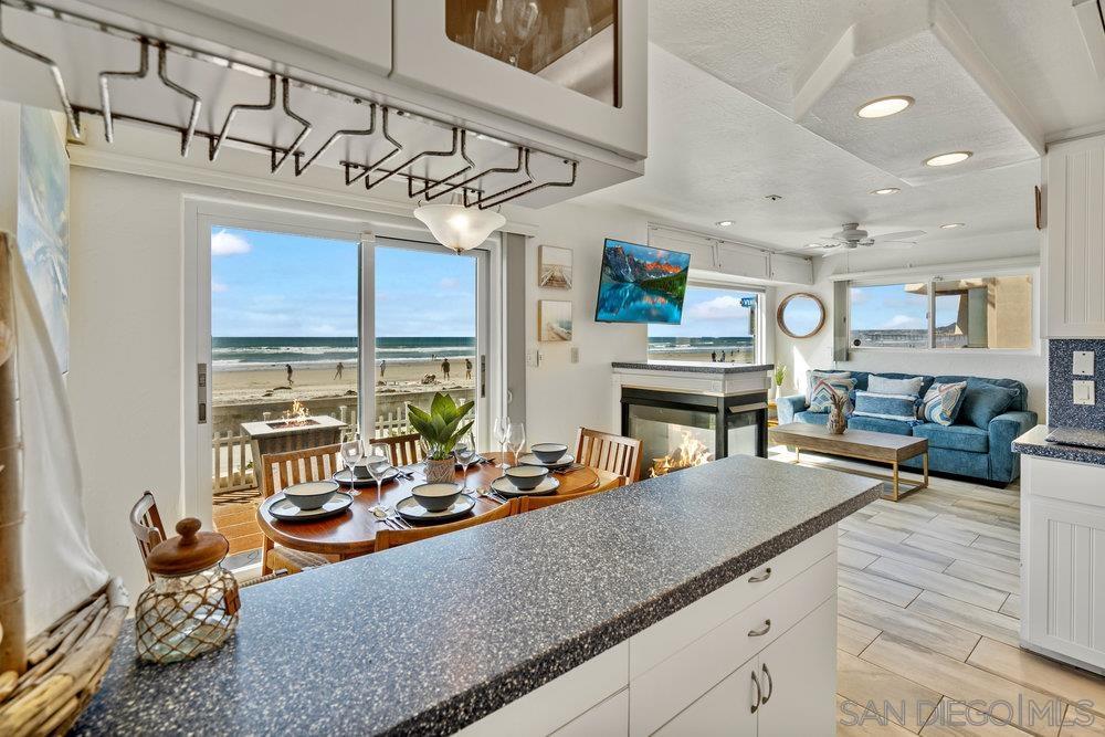 Detail Gallery Image 4 of 35 For 3911  Ocean Front Walk, San Diego,  CA 92109 - 3 Beds | 2 Baths