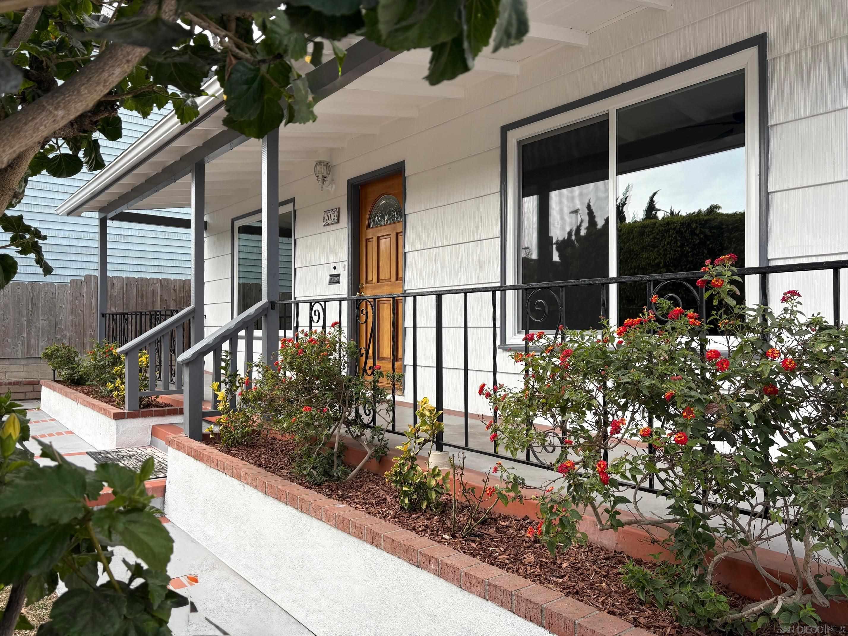 Detail Gallery Image 1 of 1 For 2012  Rosecrans St, San Diego,  CA 92106 - 3 Beds | 2 Baths