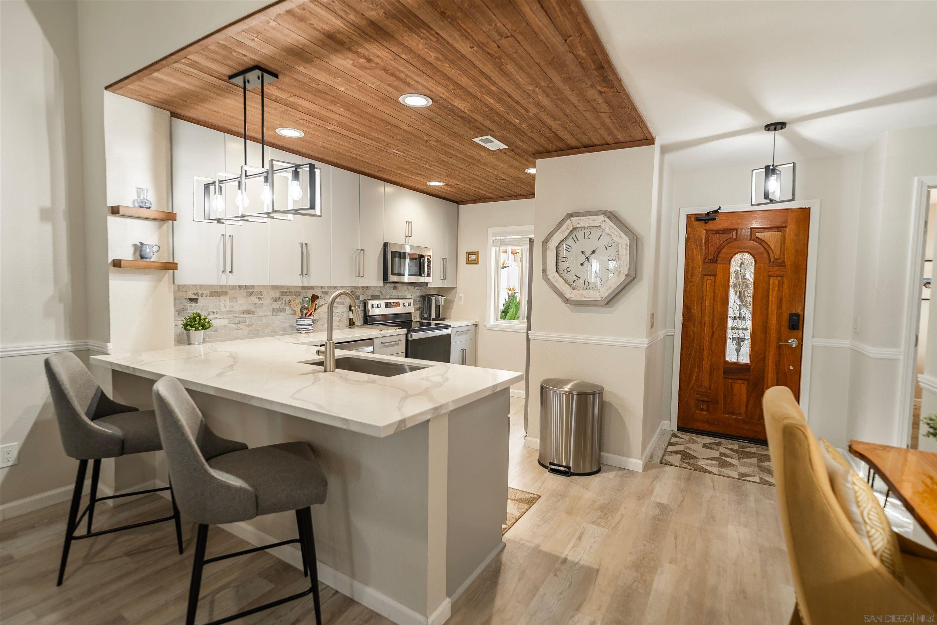 Detail Gallery Image 2 of 53 For 12242  Paseo Lucido  D, San Diego,  CA 92128 - 2 Beds | 2 Baths