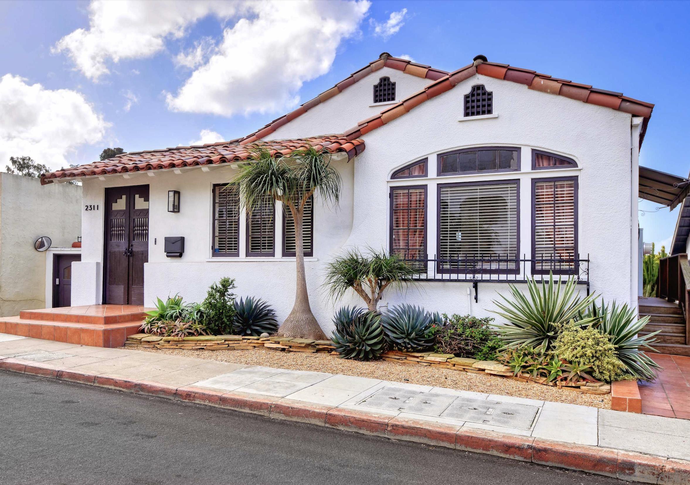 Detail Gallery Image 1 of 1 For 2311  Crescent Dr, San Diego,  CA 92103 - 3 Beds | 2/1 Baths