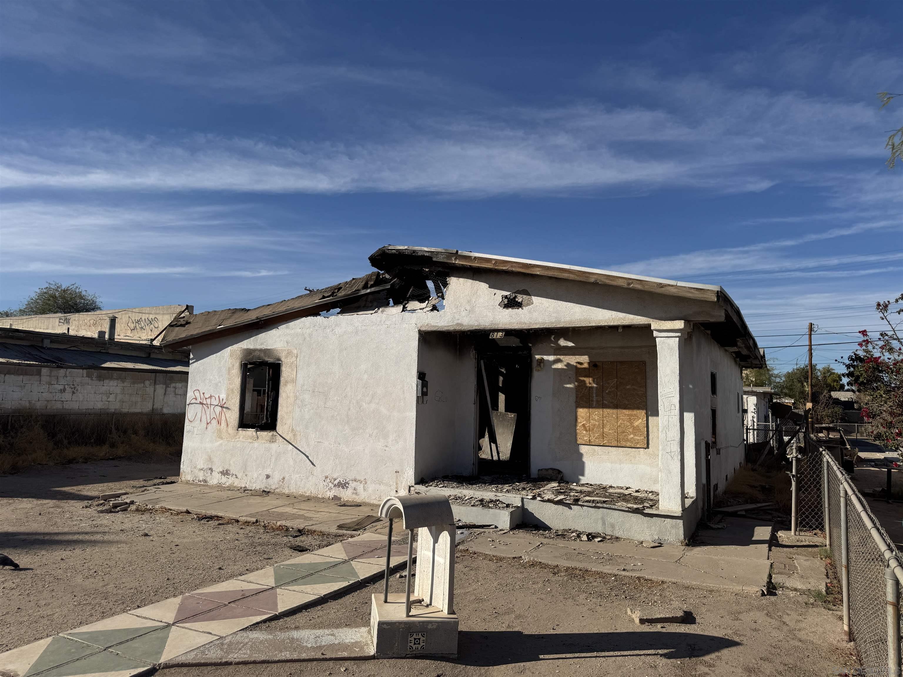 Detail Gallery Image 1 of 1 For 813 E 2nd St, Calexico,  CA 92231 - 5 Beds | 2 Baths