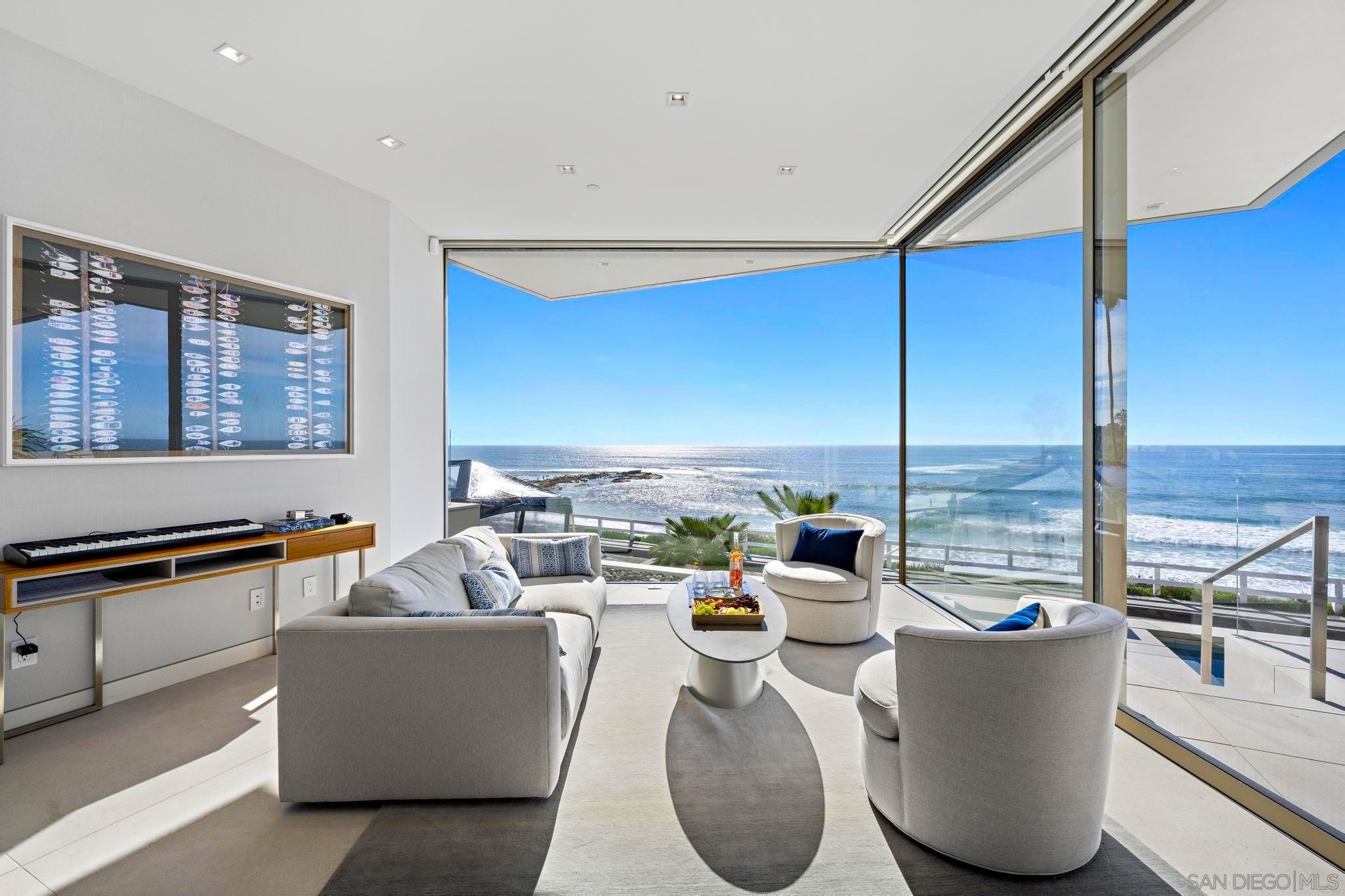 Detail Gallery Image 2 of 50 For 6515  Neptune Pl, La Jolla,  CA 92037 - 4 Beds | 5/1 Baths