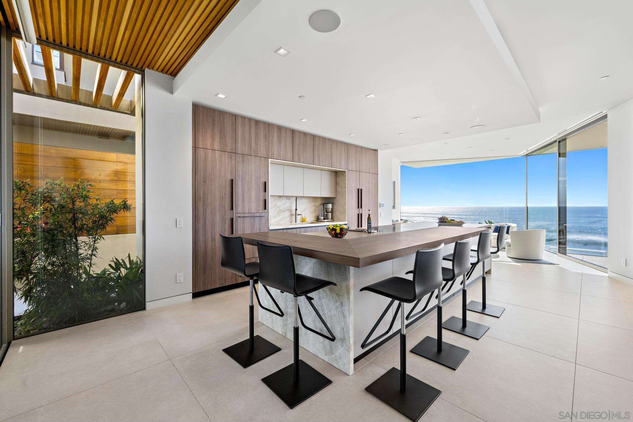 Detail Gallery Image 11 of 50 For 6515  Neptune Pl, La Jolla,  CA 92037 - 4 Beds | 5/1 Baths