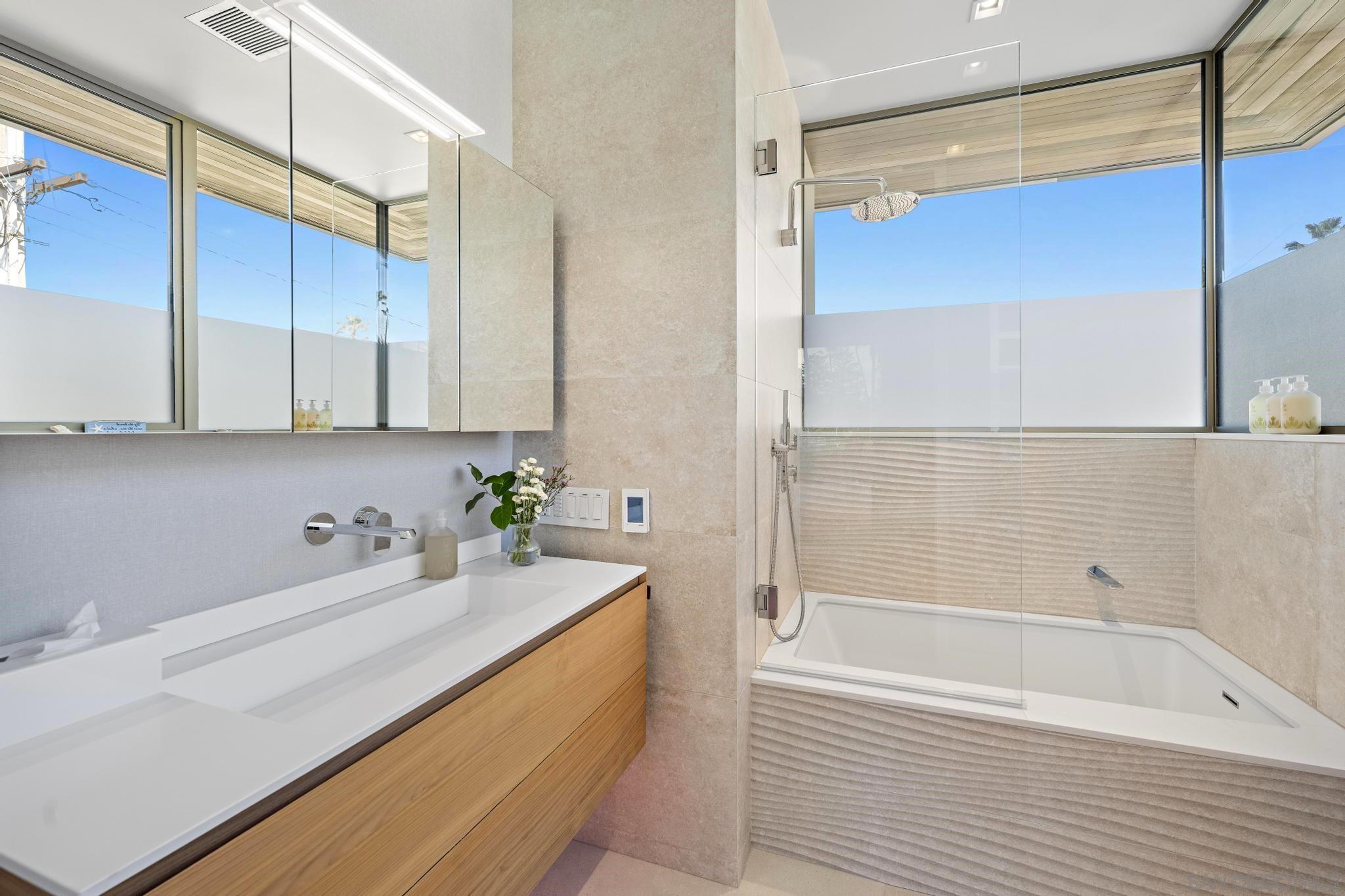 Detail Gallery Image 36 of 50 For 6515  Neptune Pl, La Jolla,  CA 92037 - 4 Beds | 5/1 Baths