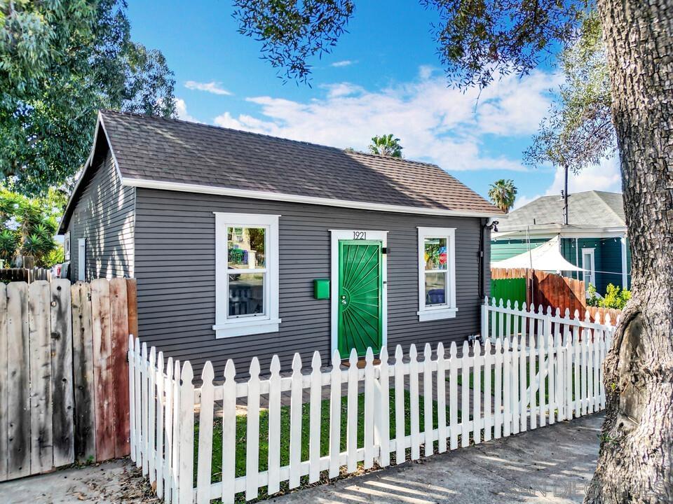 Detail Gallery Image 1 of 1 For 1921  L St., San Diego,  CA 92102 - 3 Beds | 1 Baths
