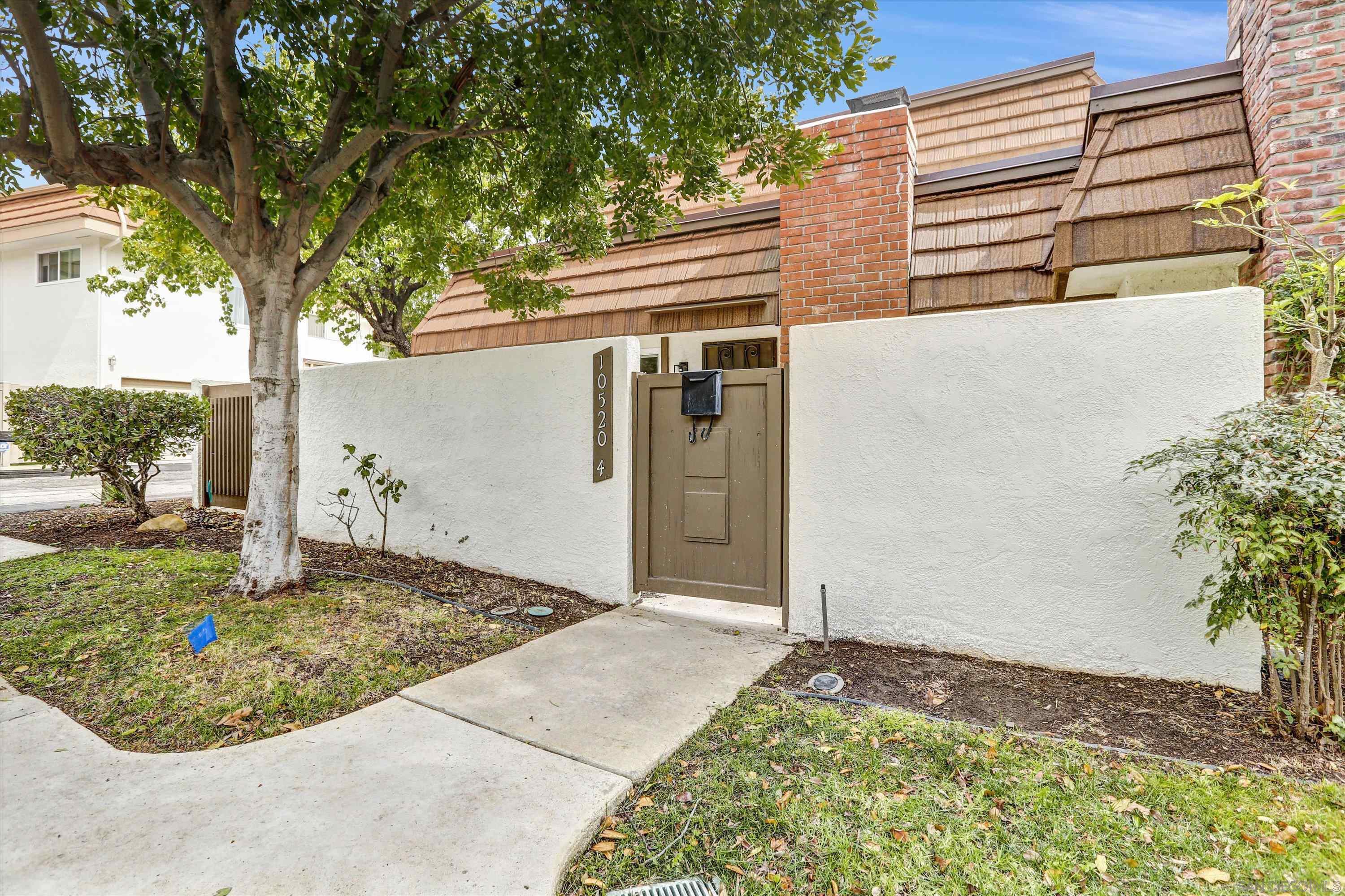 Detail Gallery Image 1 of 1 For 10520  Larwin Ave  #4,  Chatsworth,  CA 91311 - 4 Beds | 2/1 Baths