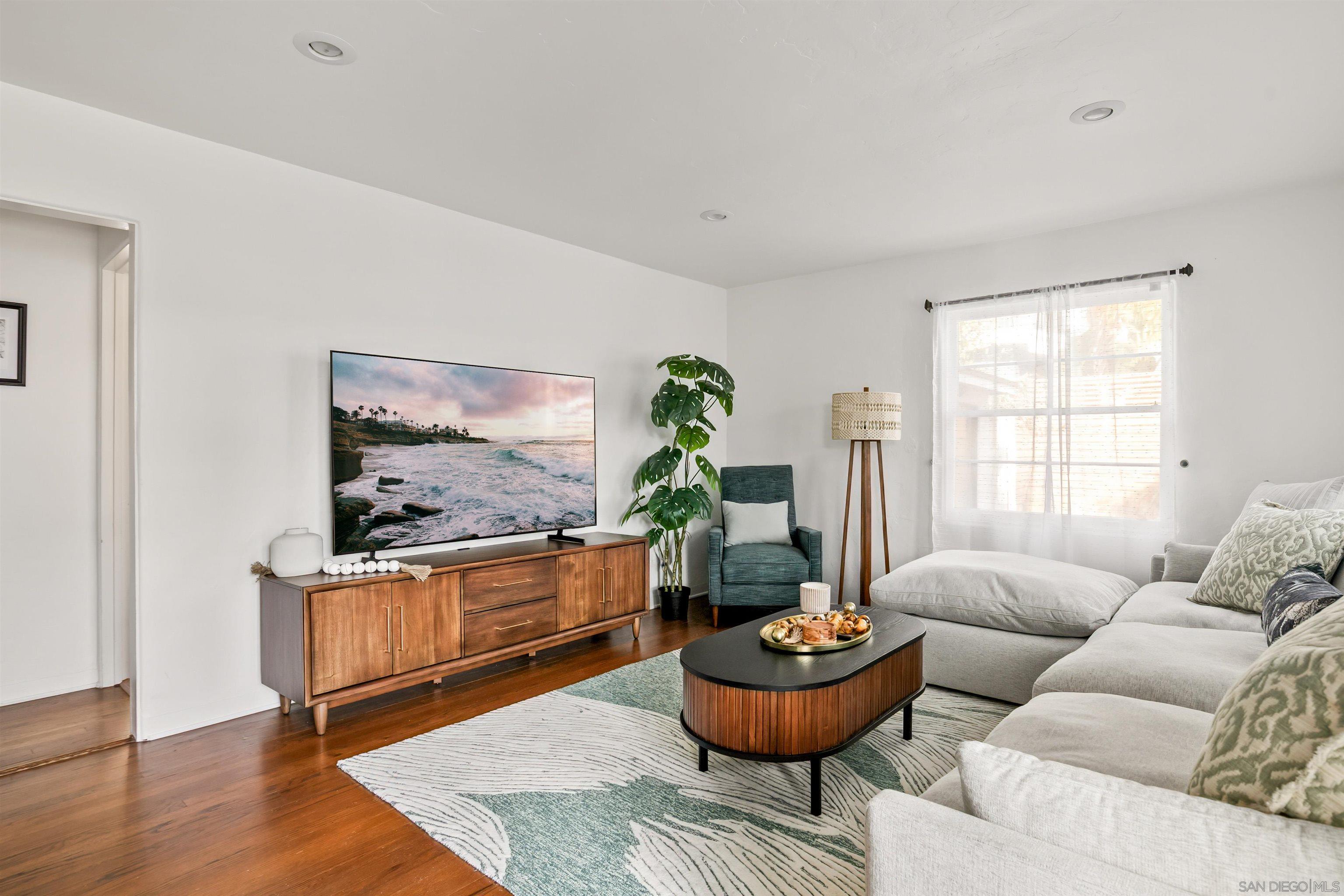 Detail Gallery Image 2 of 26 For 714  Rushville, La Jolla,  CA 92037 - 2 Beds | 1 Baths