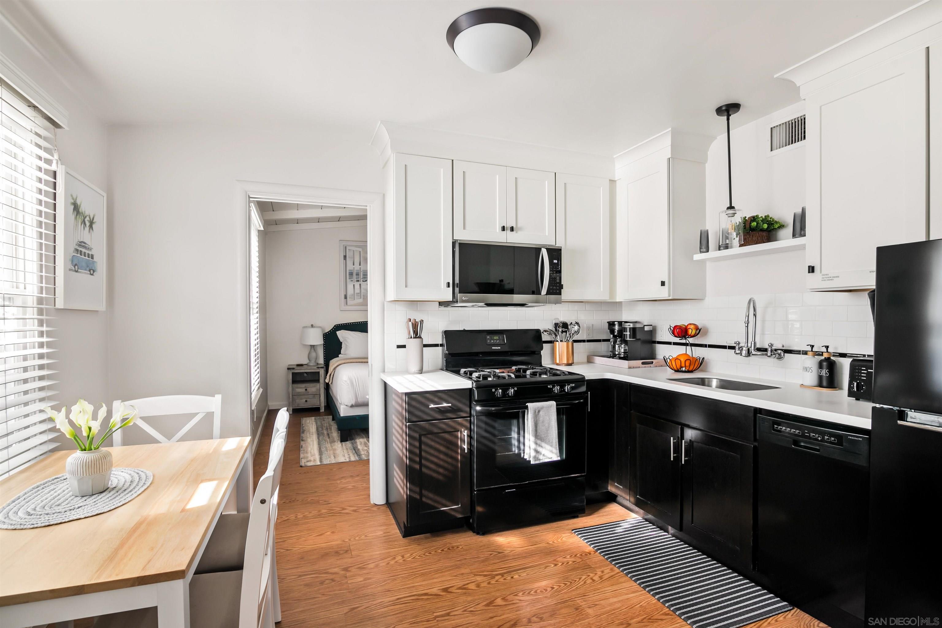 Detail Gallery Image 3 of 22 For 319  Nautilus Street, La Jolla,  CA 92037 - 1 Beds | 1 Baths