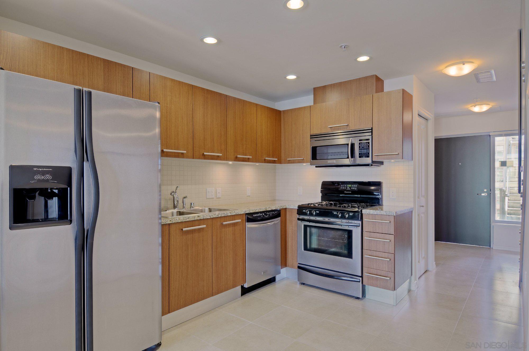 Detail Gallery Image 1 of 1 For 825 W Beech St  302, San Diego,  CA 92101 - 2 Beds | 2/1 Baths