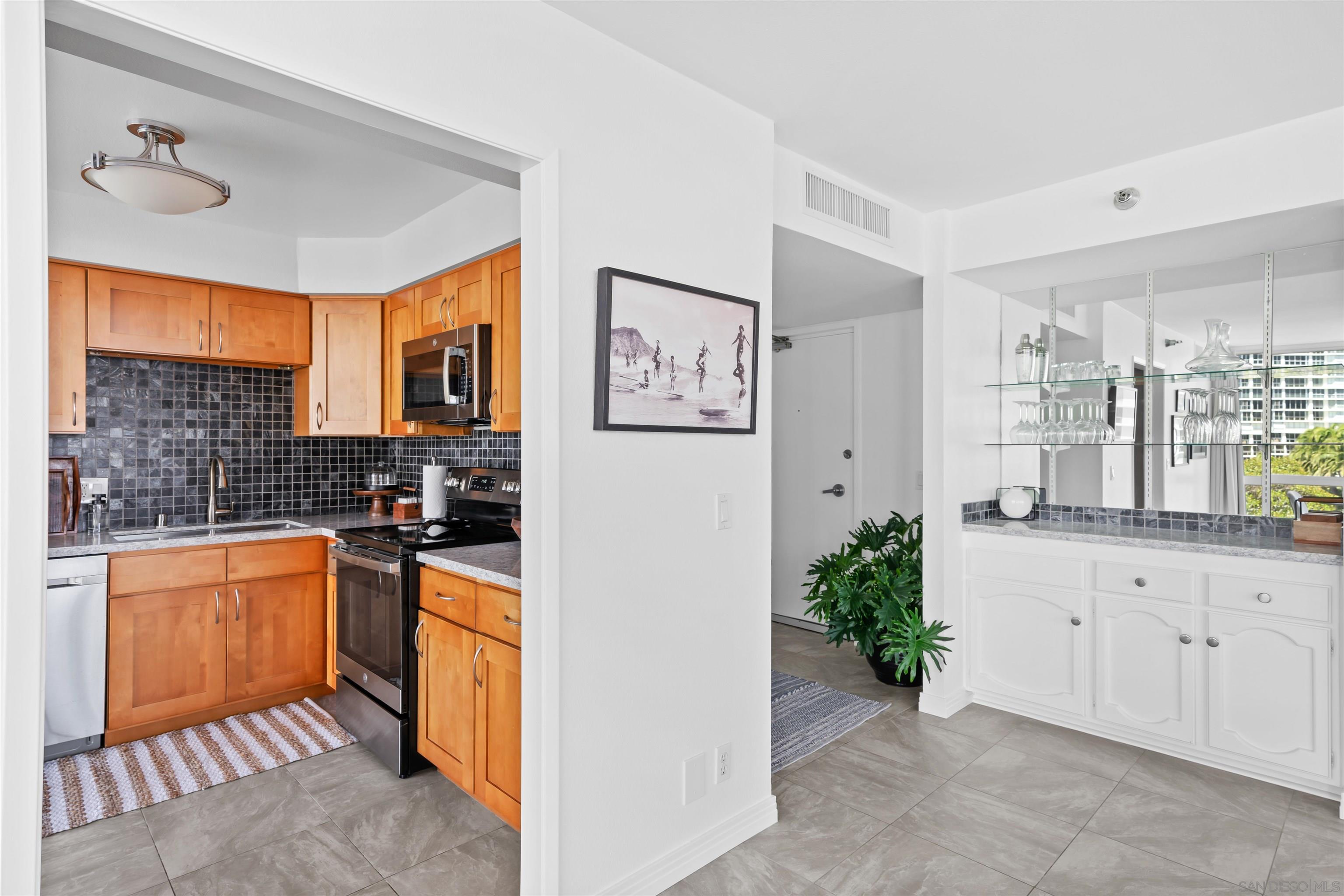 Detail Gallery Image 7 of 20 For 1810  Avenida Del Mundo  307, Coronado,  CA 92118 - 2 Beds | 2 Baths