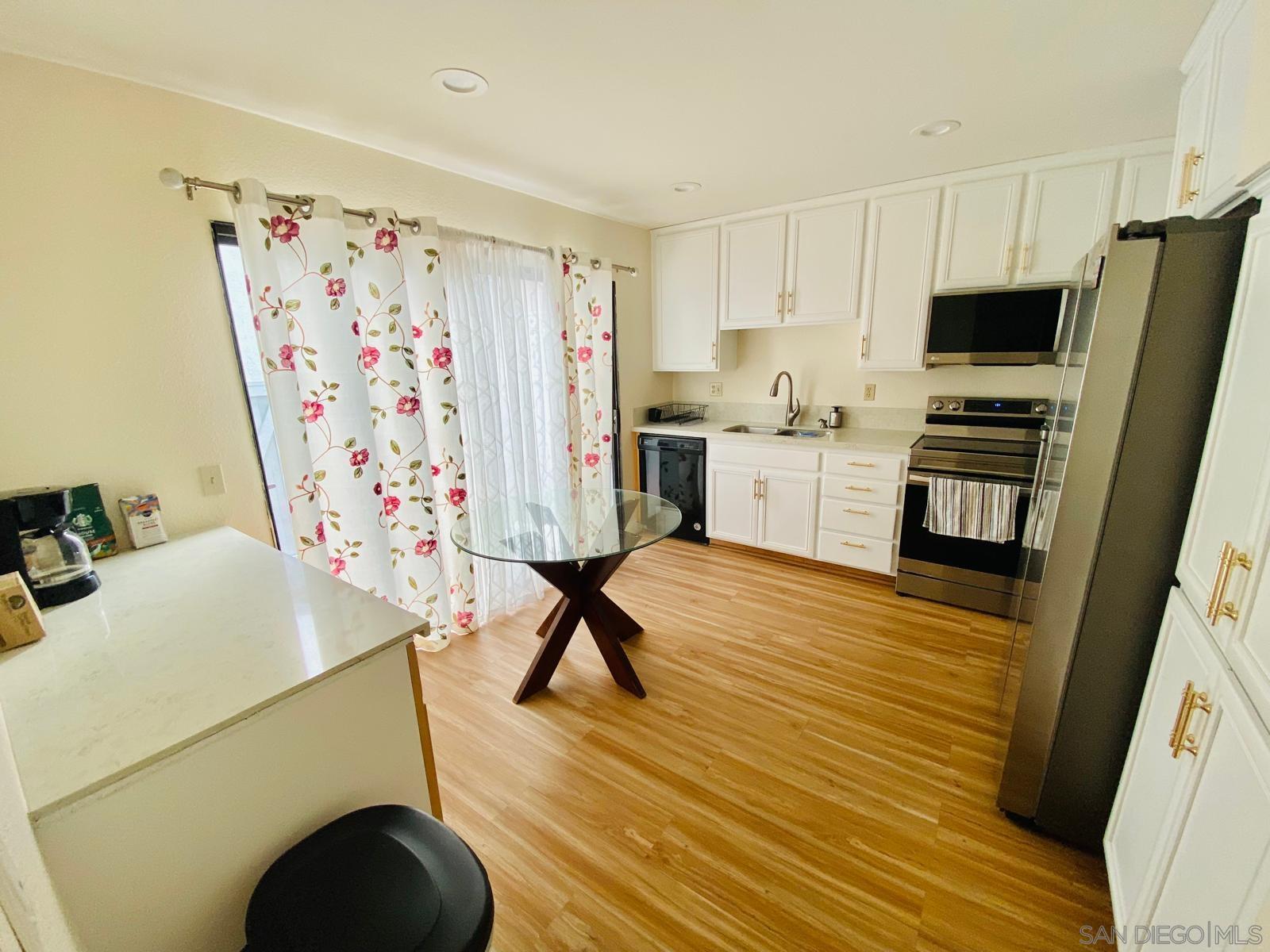 Detail Gallery Image 11 of 32 For 8271  Caminito Modena, La Jolla,  CA 92037 - 3 Beds | 2/1 Baths