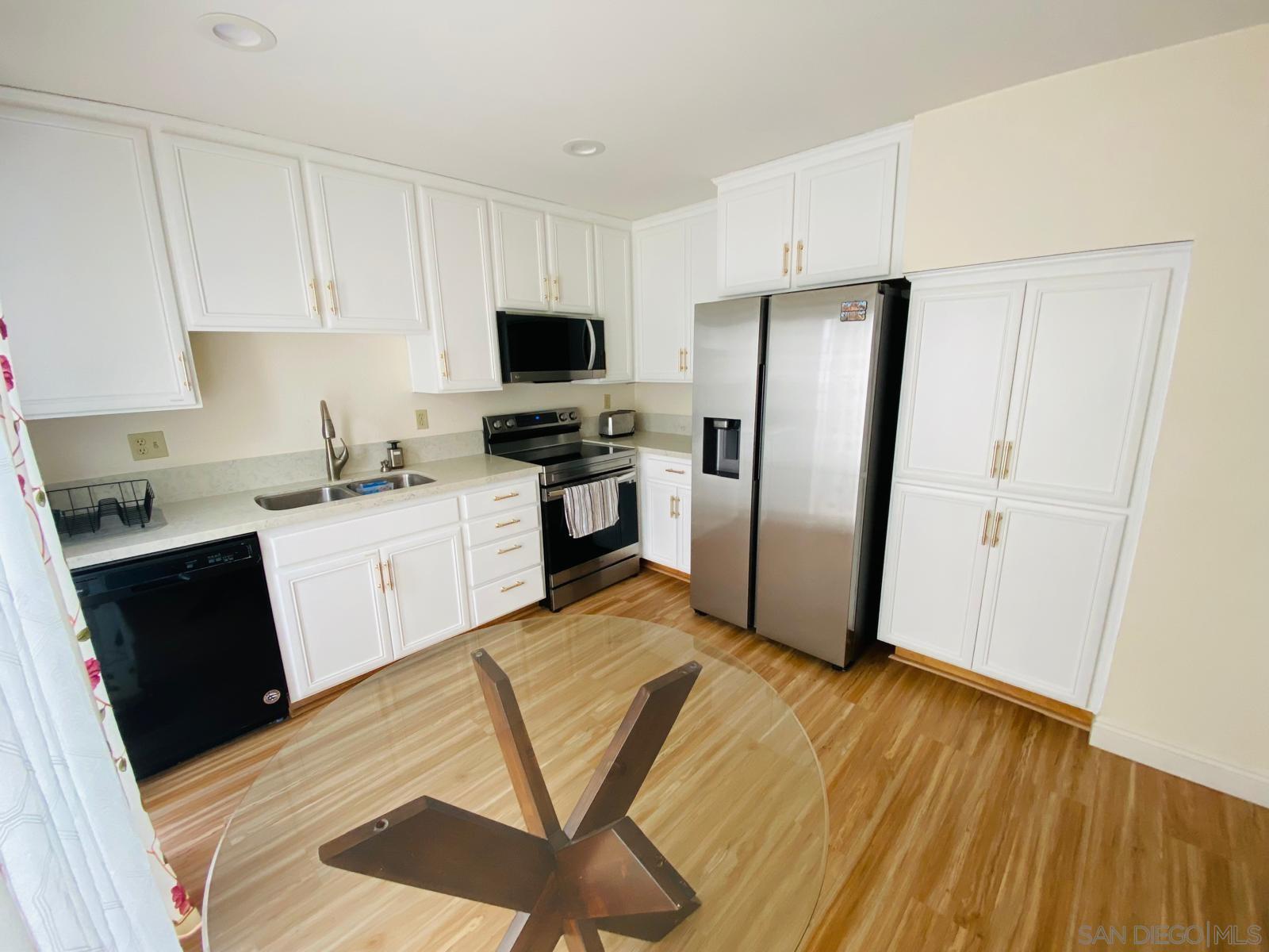 Detail Gallery Image 12 of 32 For 8271  Caminito Modena, La Jolla,  CA 92037 - 3 Beds | 2/1 Baths