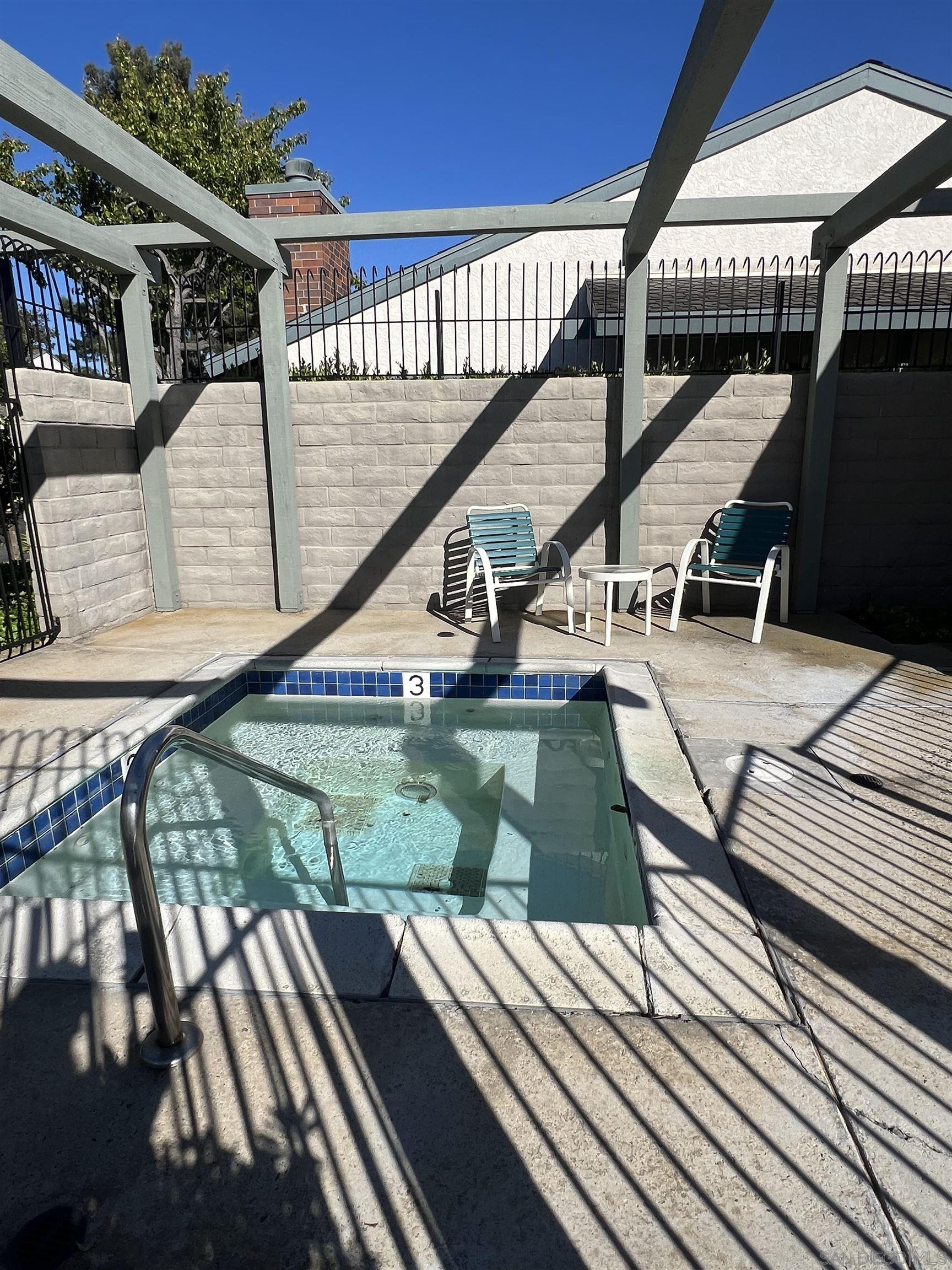 Detail Gallery Image 4 of 32 For 8271  Caminito Modena, La Jolla,  CA 92037 - 3 Beds | 2/1 Baths